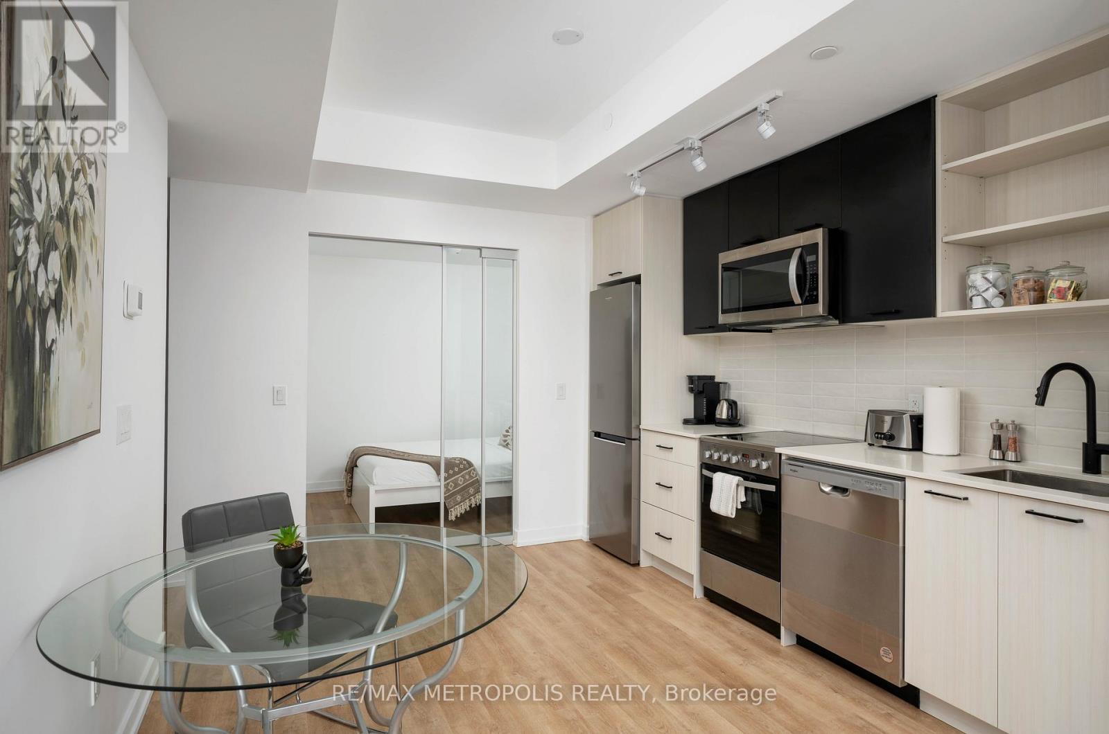 407 - 2300 St Clair Avenue W Property Photo 8
