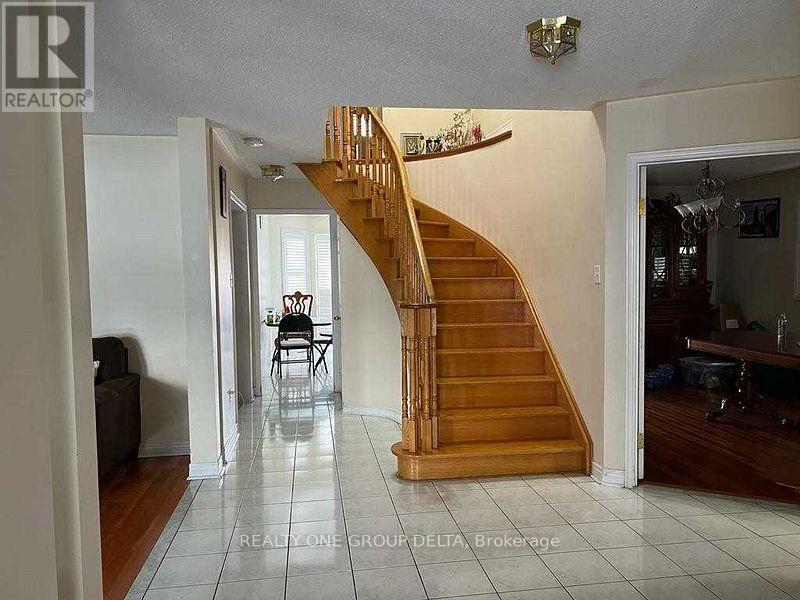 UPPER - 24 ARBORVIEW CRESCENT