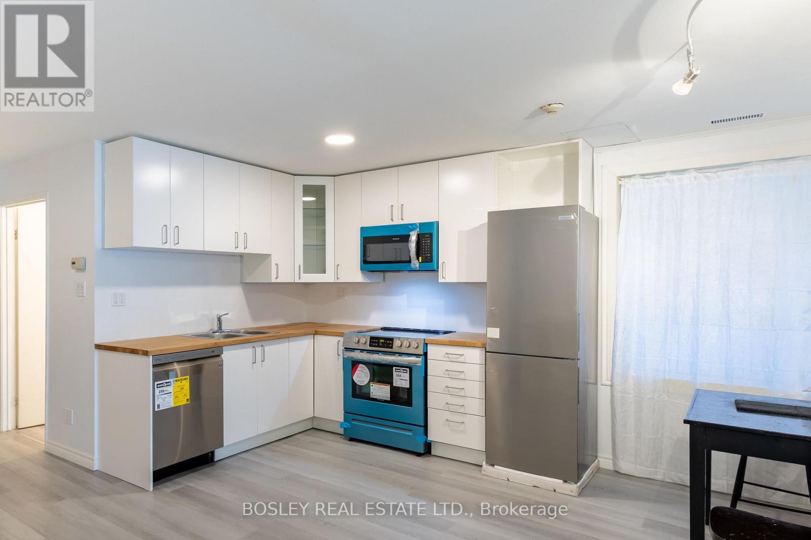 2963 Dundas Street W Property Photo 8