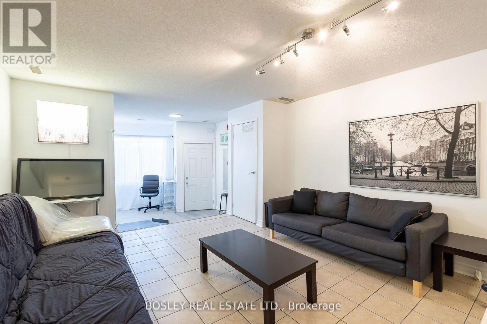 2963 Dundas Street W Property Photo 9