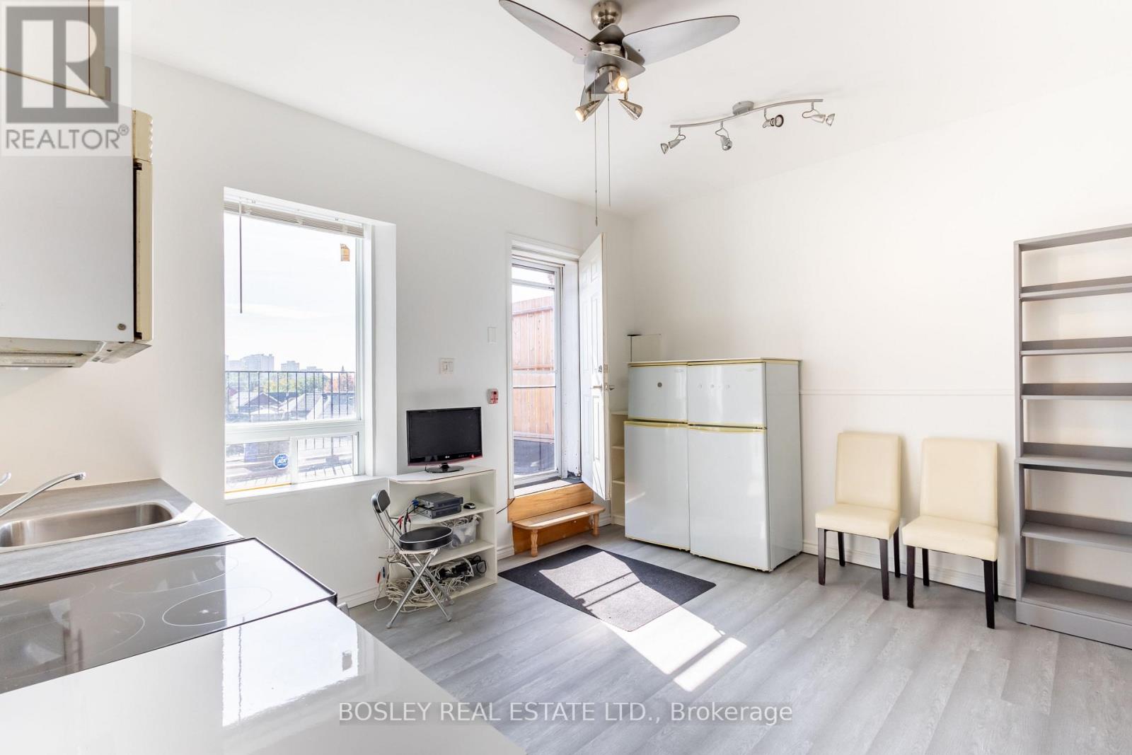 2963 Dundas Street W Property Photo 4