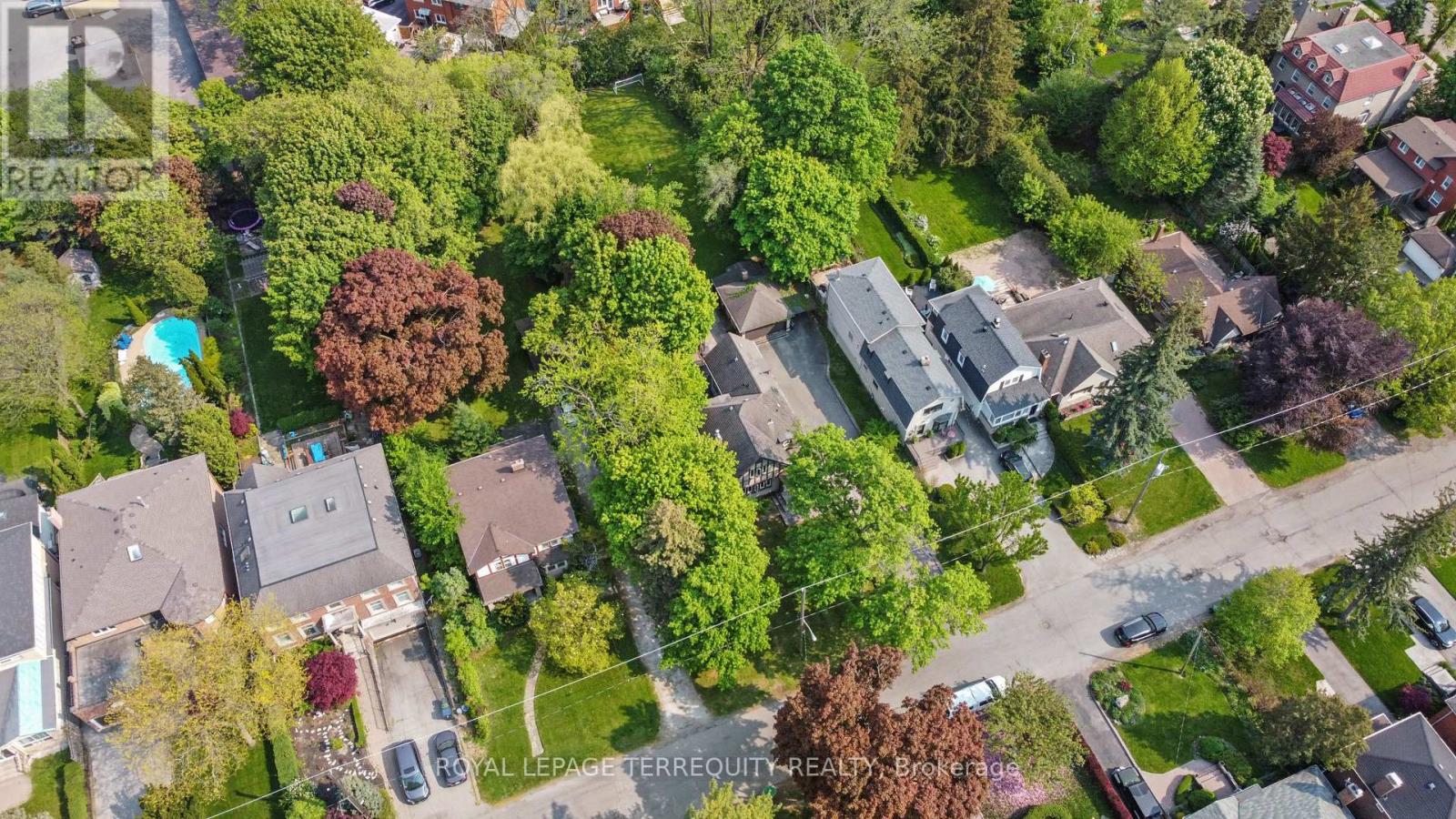 65 Burnhamthorpe Crescent Property Photo 4