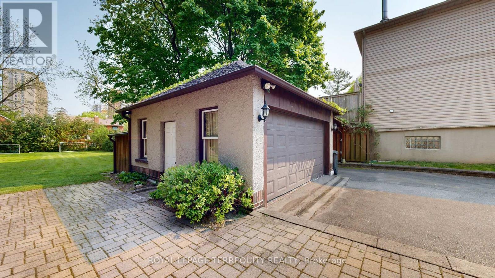 65 Burnhamthorpe Crescent Property Photo 5
