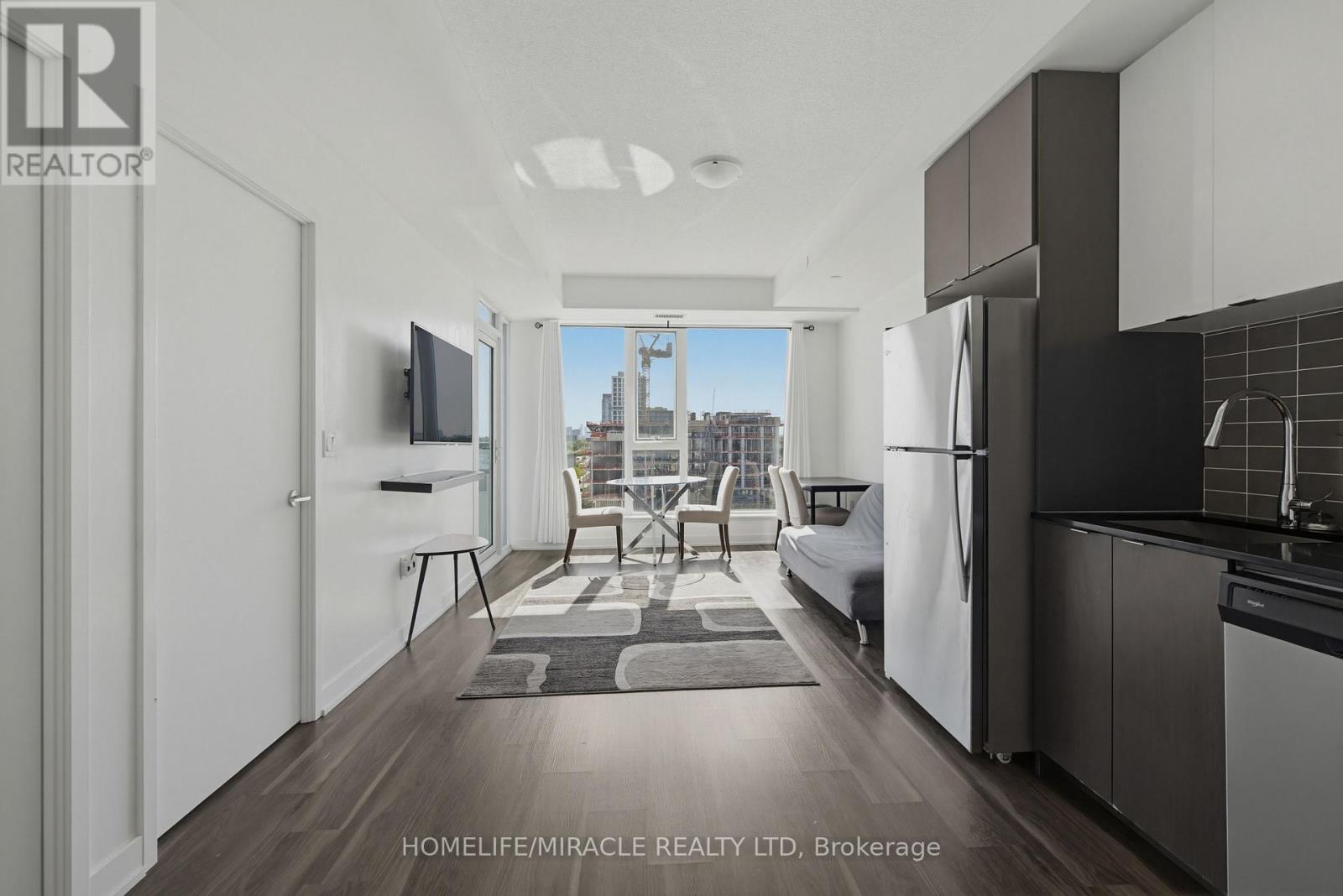 605 - 859 The Queensway Property Photo 8