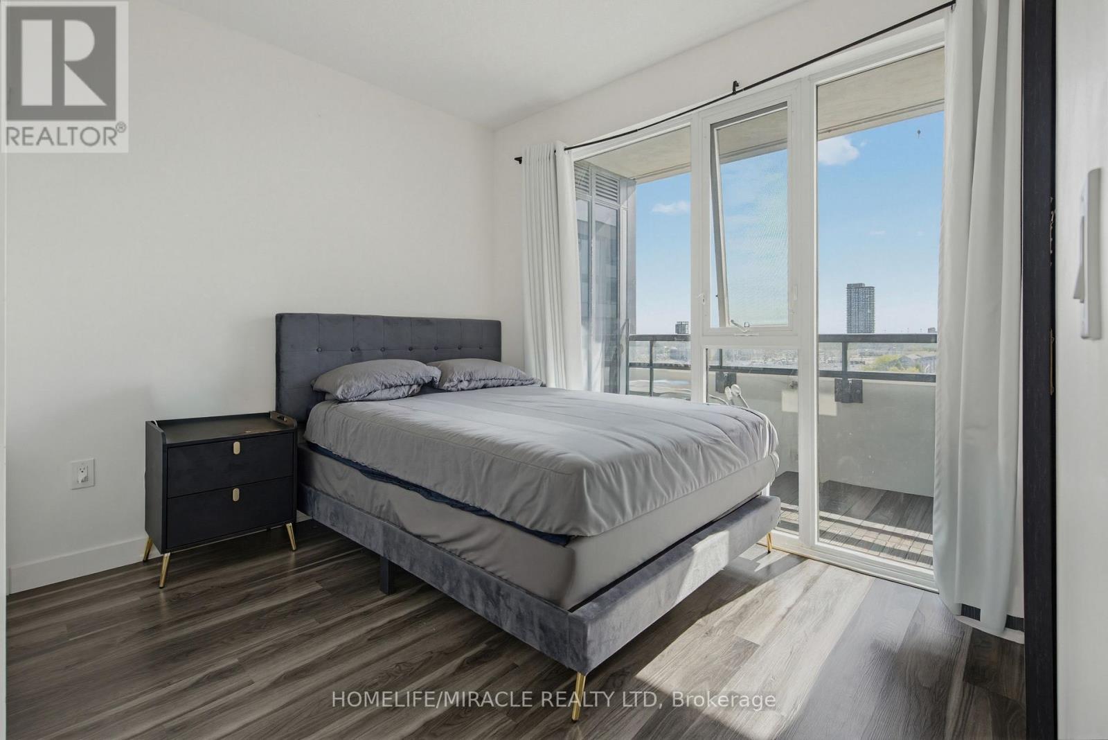605 - 859 The Queensway Property Photo 11