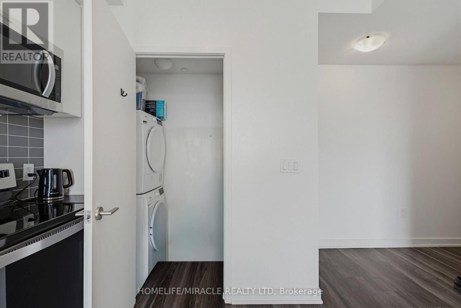 605 - 859 The Queensway Property Photo 14