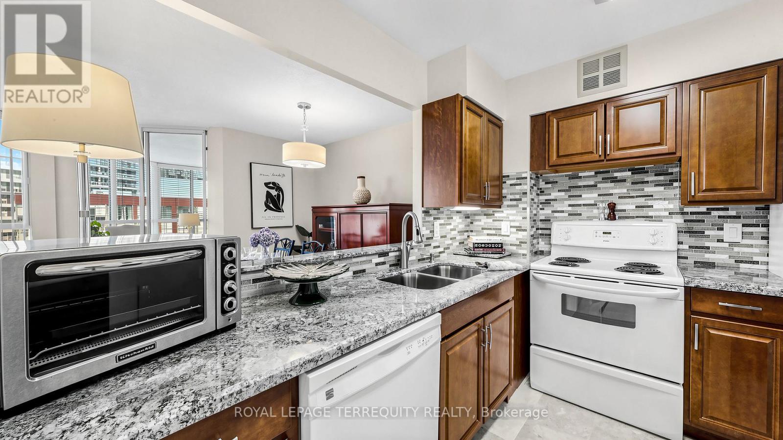 833 - 22 Southport Street Property Photo 5