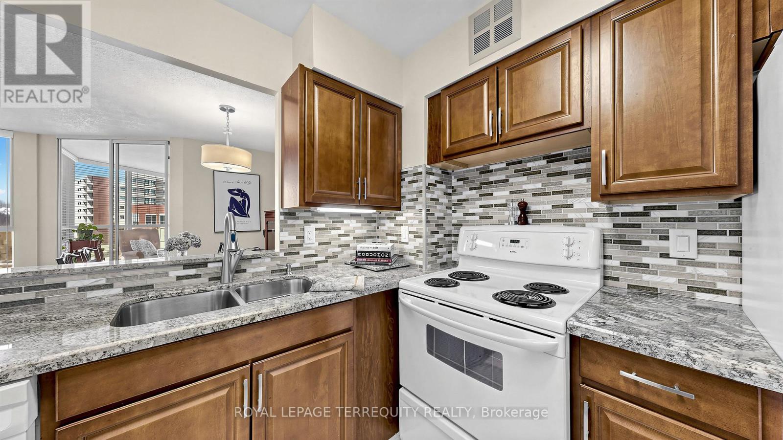 833 - 22 Southport Street Property Photo 6