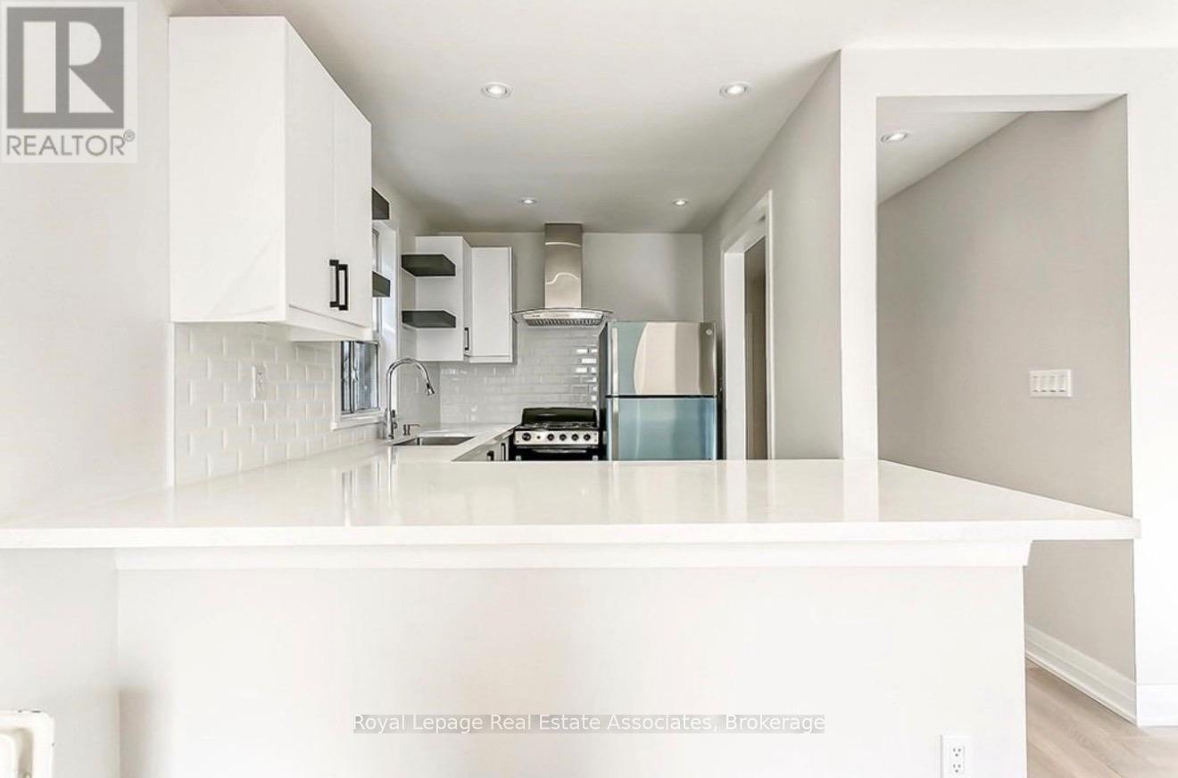 2 - 237 Lakeshore Road E Property Photo 4