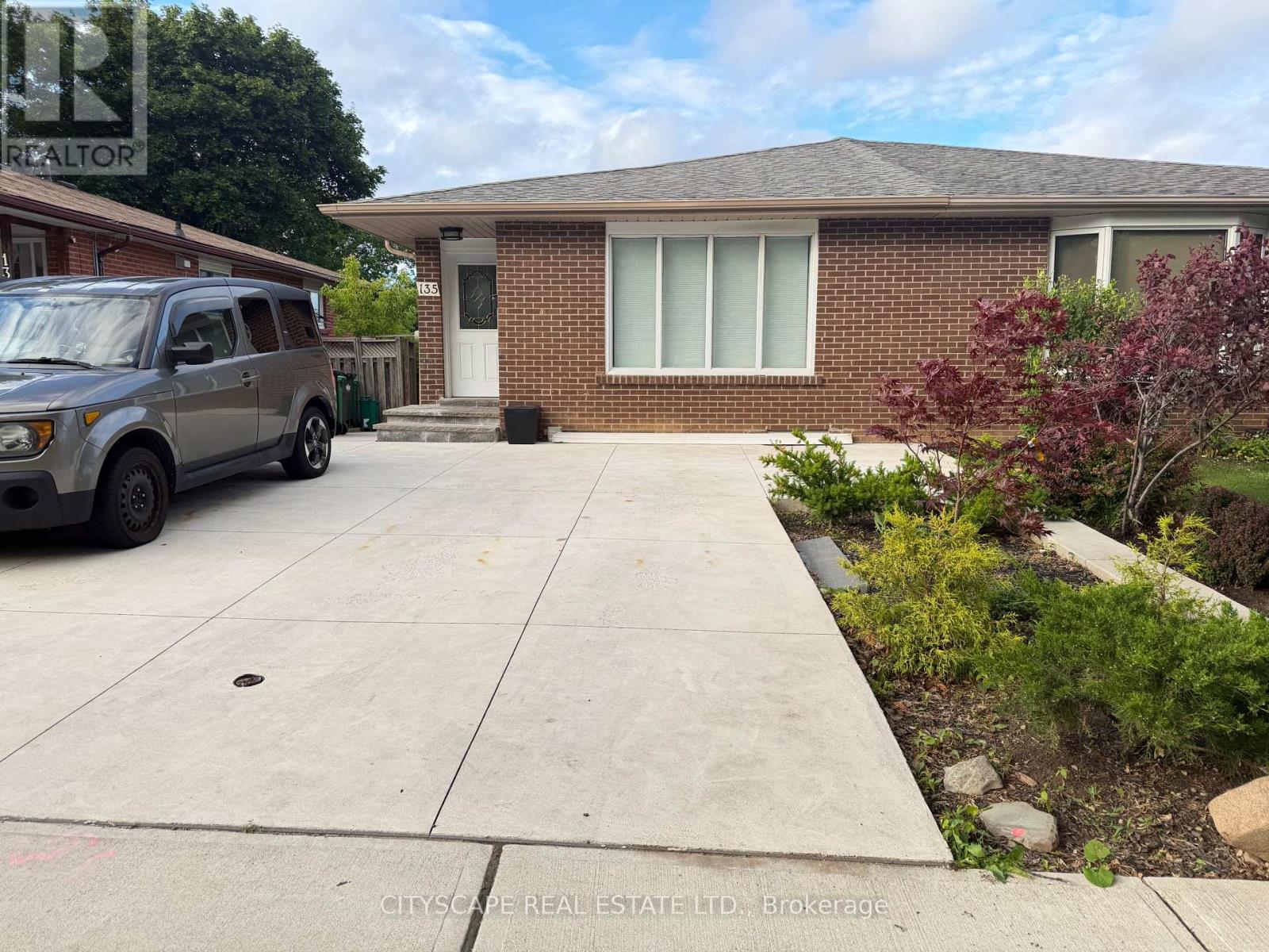 Upper - 135 Bonham Boulevard Photo de la propriété 1