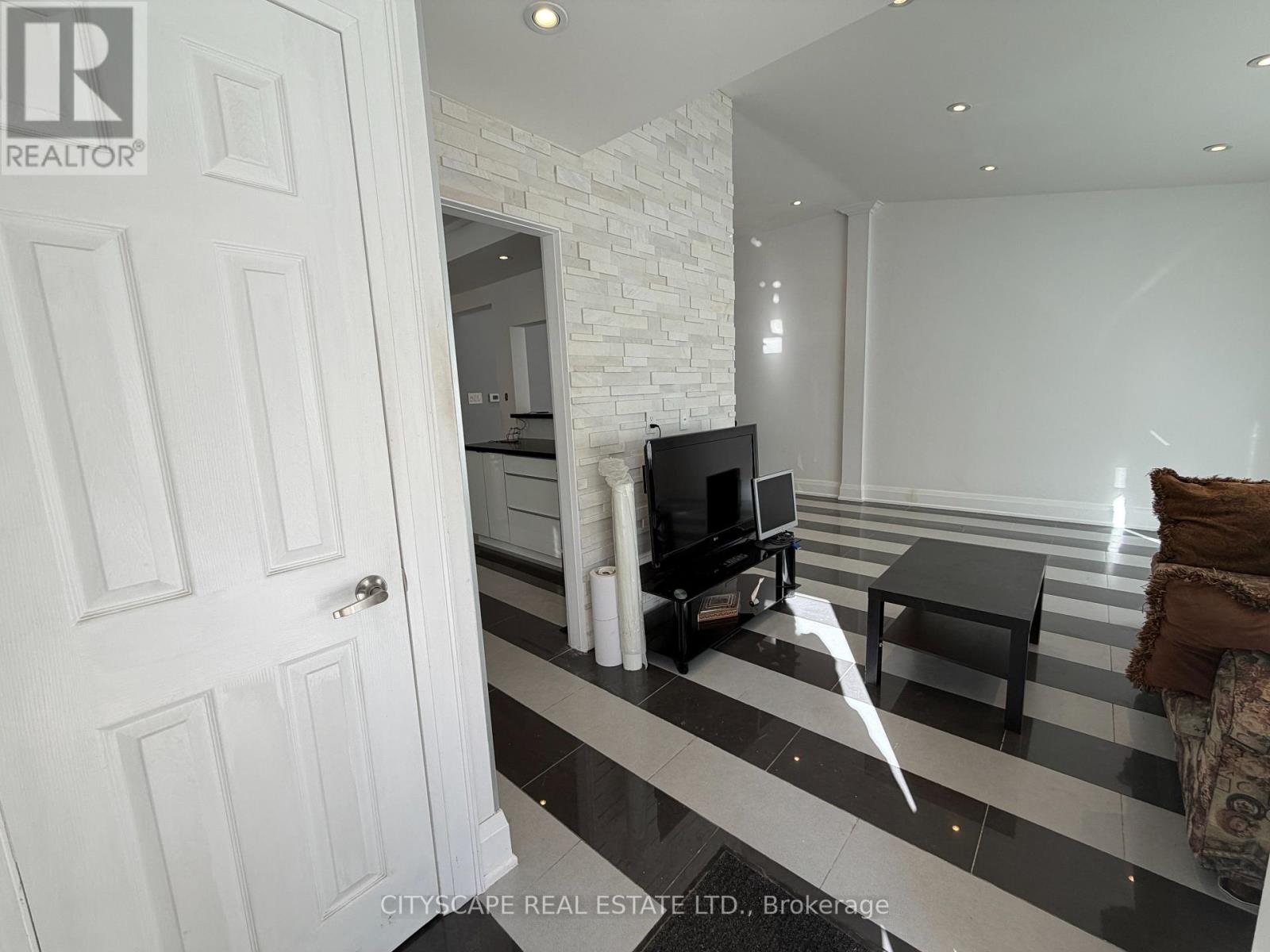 Upper - 135 Bonham Boulevard Property Photo 5