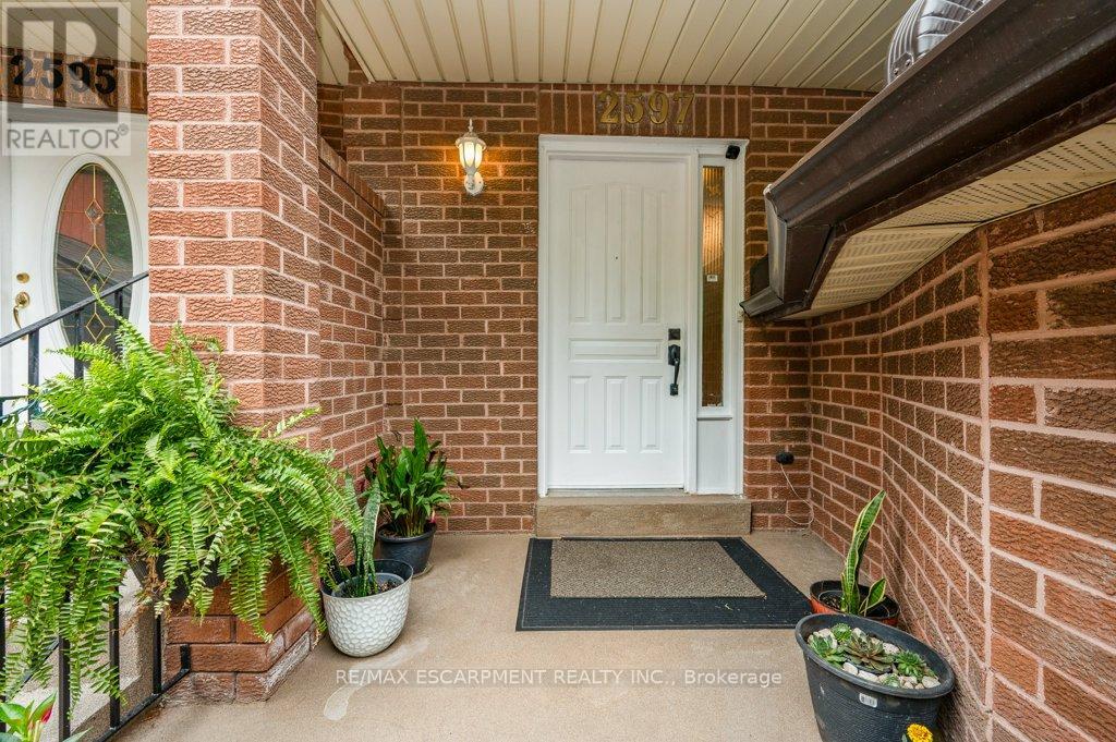 2597 Addingham Crescent Property Photo 2