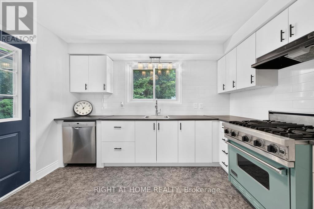 662 Montego Crescent Property Photo 12