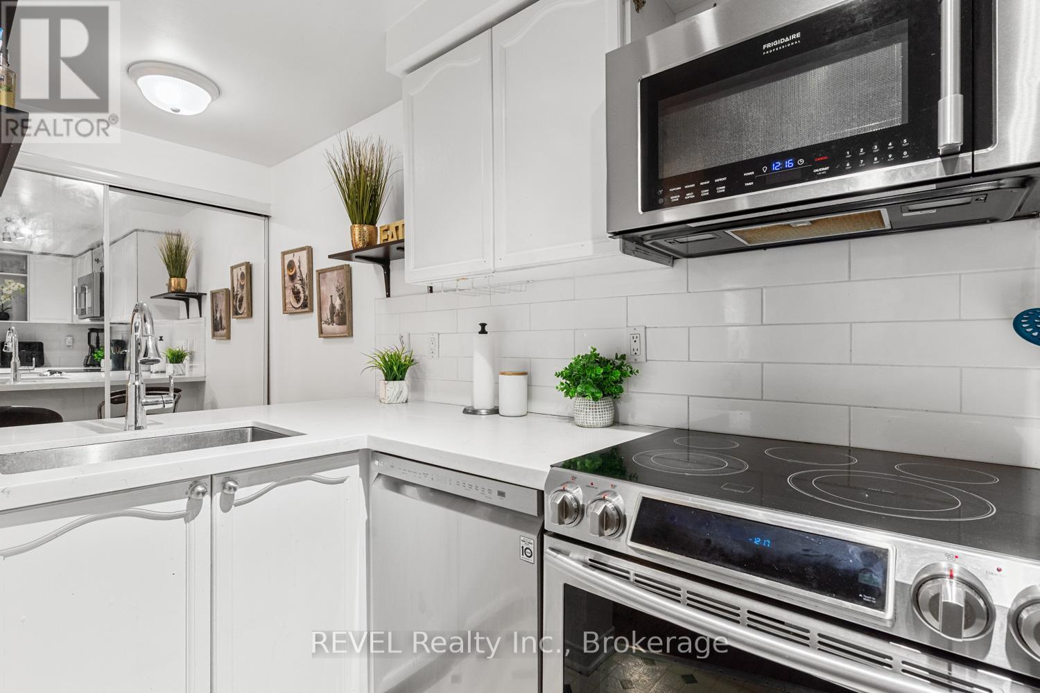 199 - 760 Lawrence Avenue W Property Photo 10