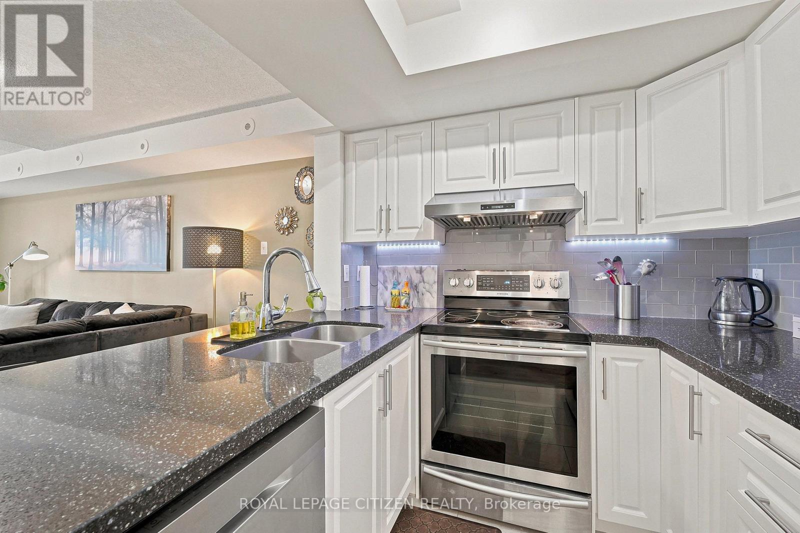 2048 - 75 George Appleton Way Property Photo 10