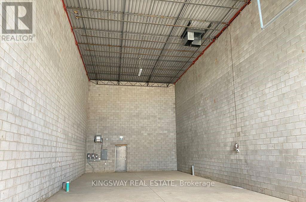32 - 1156 King Road Property Photo 12