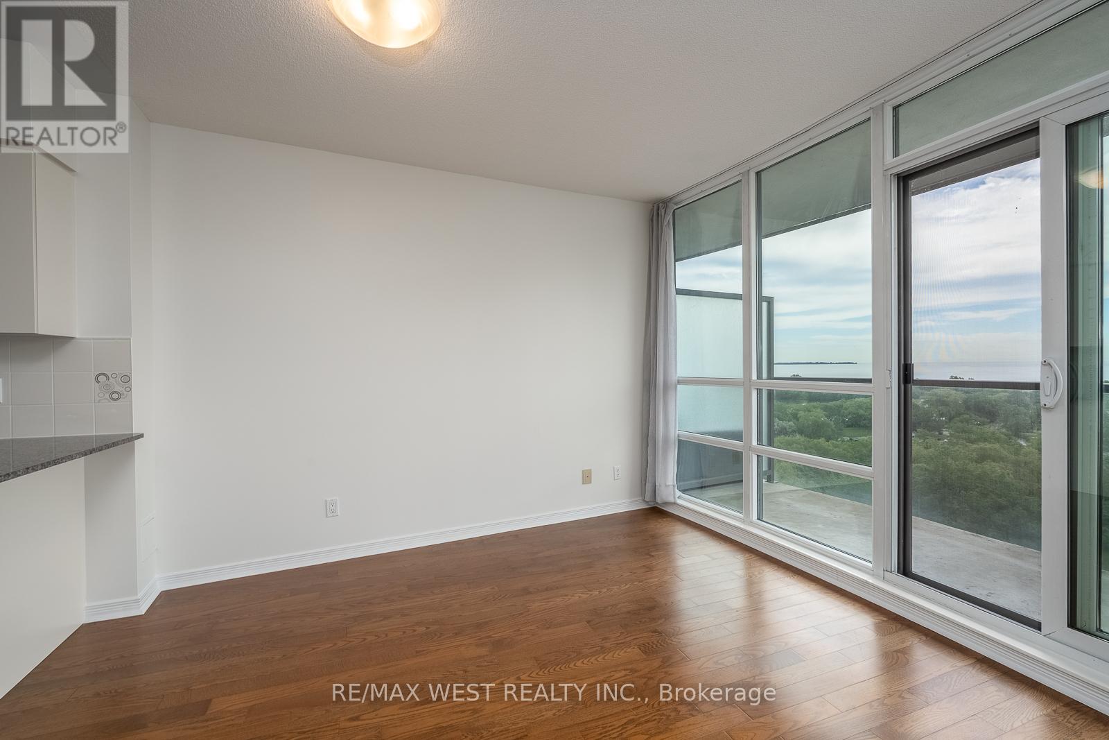 908 - 2240 Lake Shore Boulevard W Property Photo 8