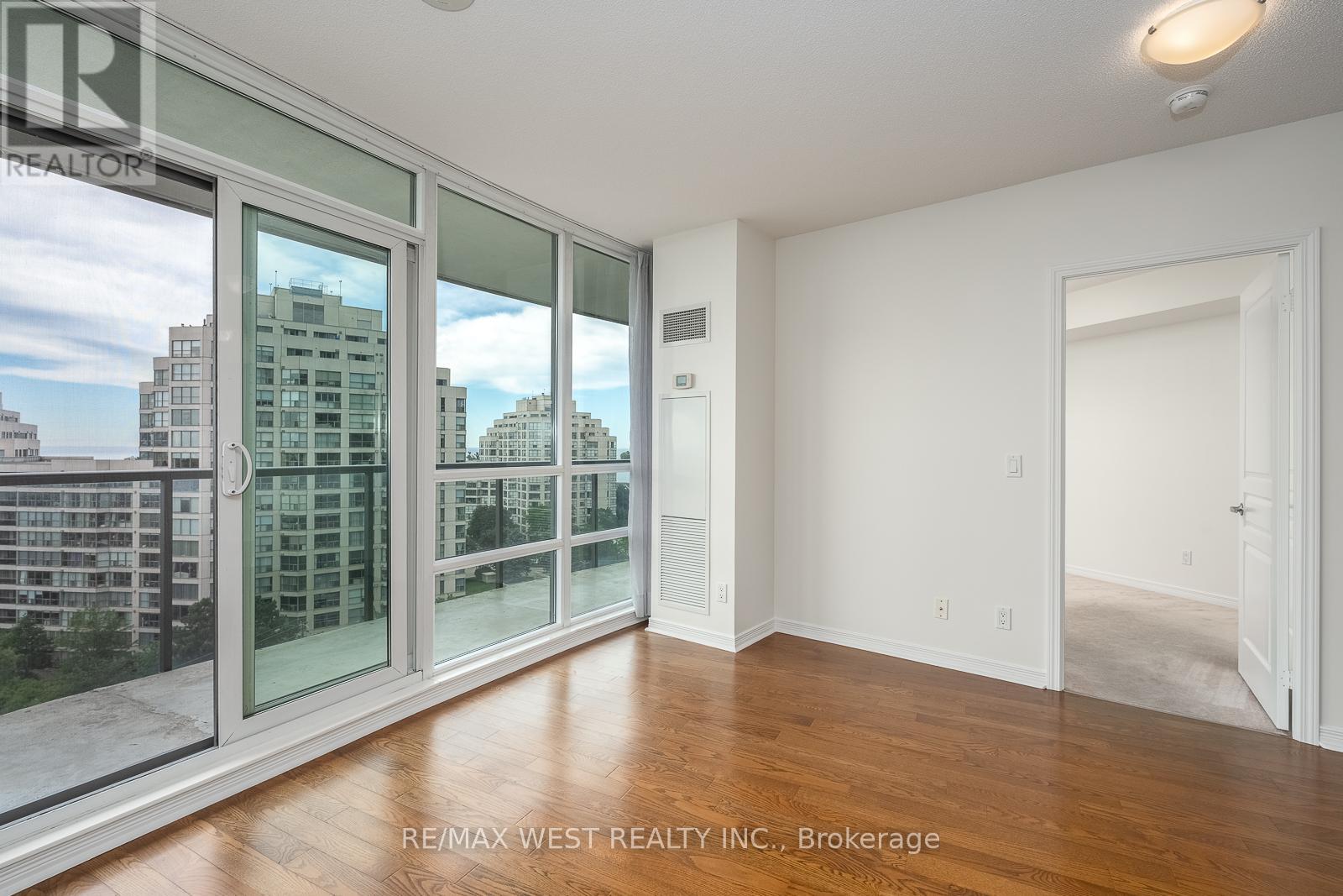 908 - 2240 Lake Shore Boulevard W Property Photo 12