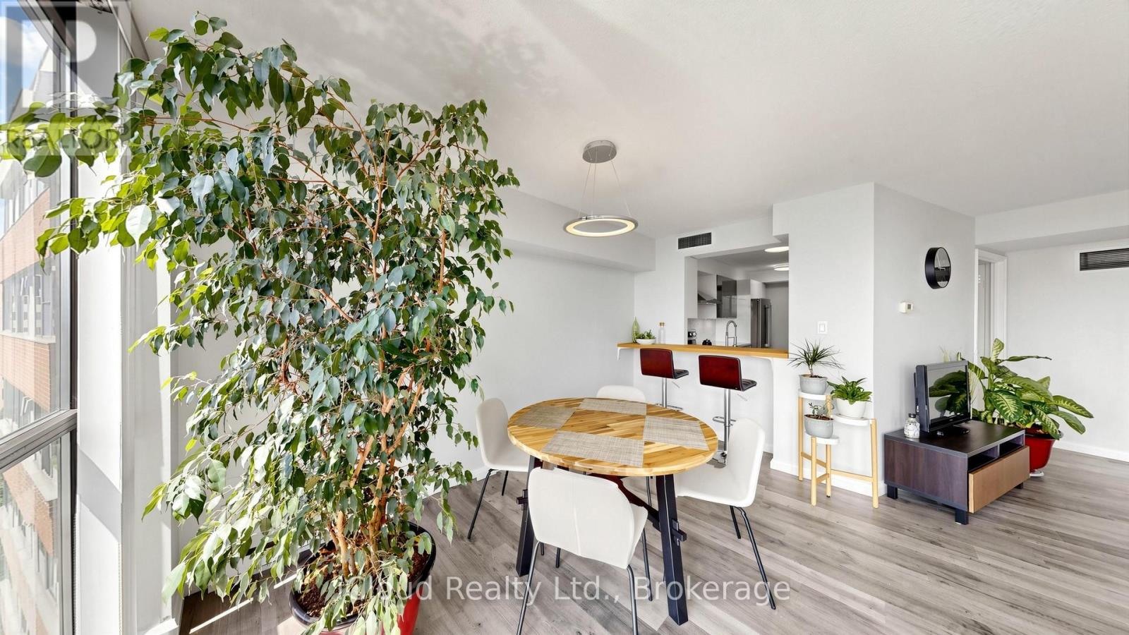 1005 - 1230 Marlborough Court Property Photo 10