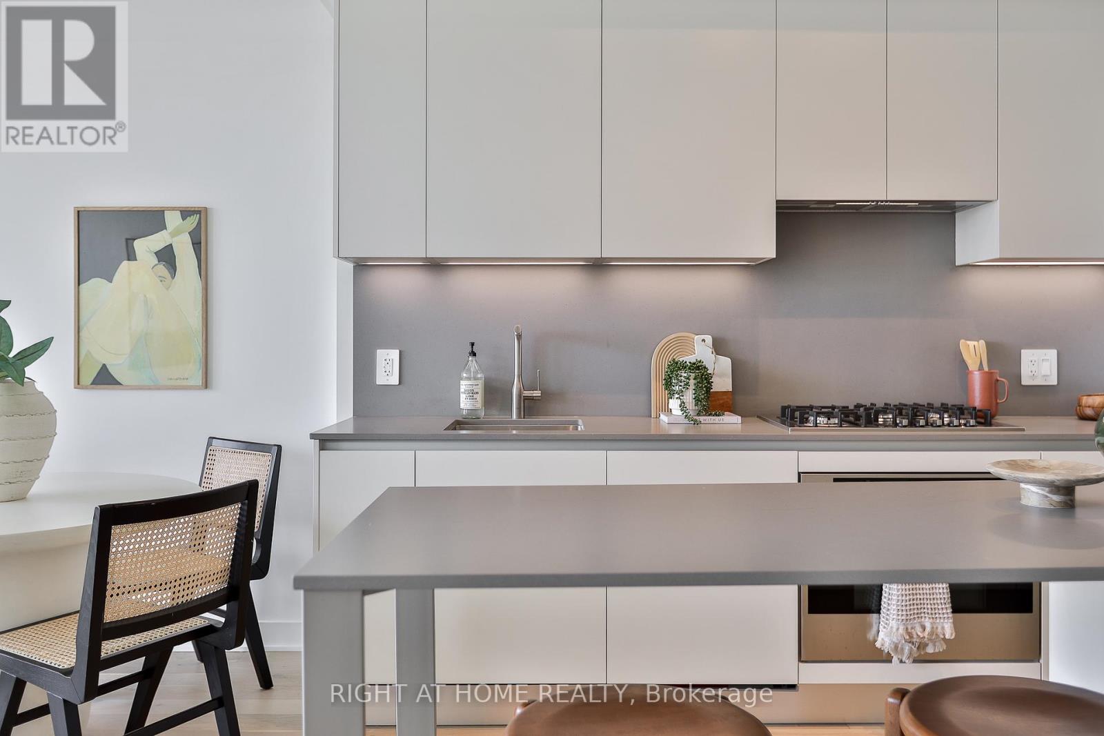 604 - 2720 Dundas Street W Property Photo 8