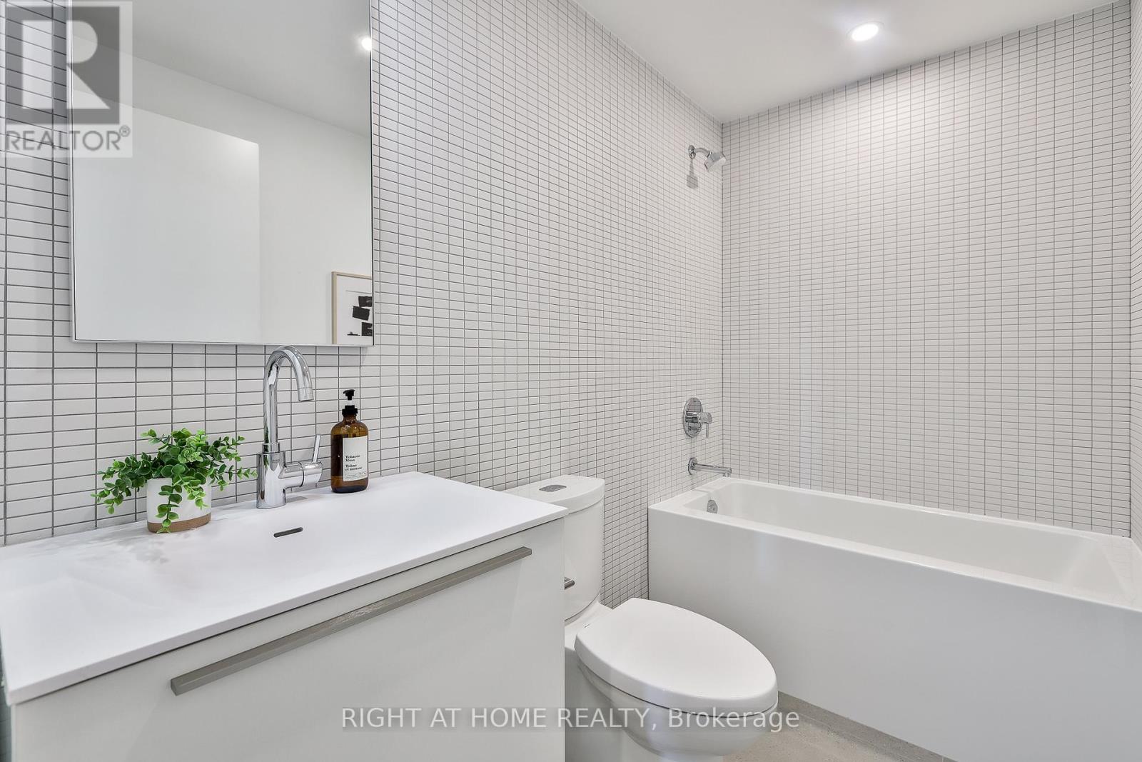 604 - 2720 Dundas Street W Property Photo 18