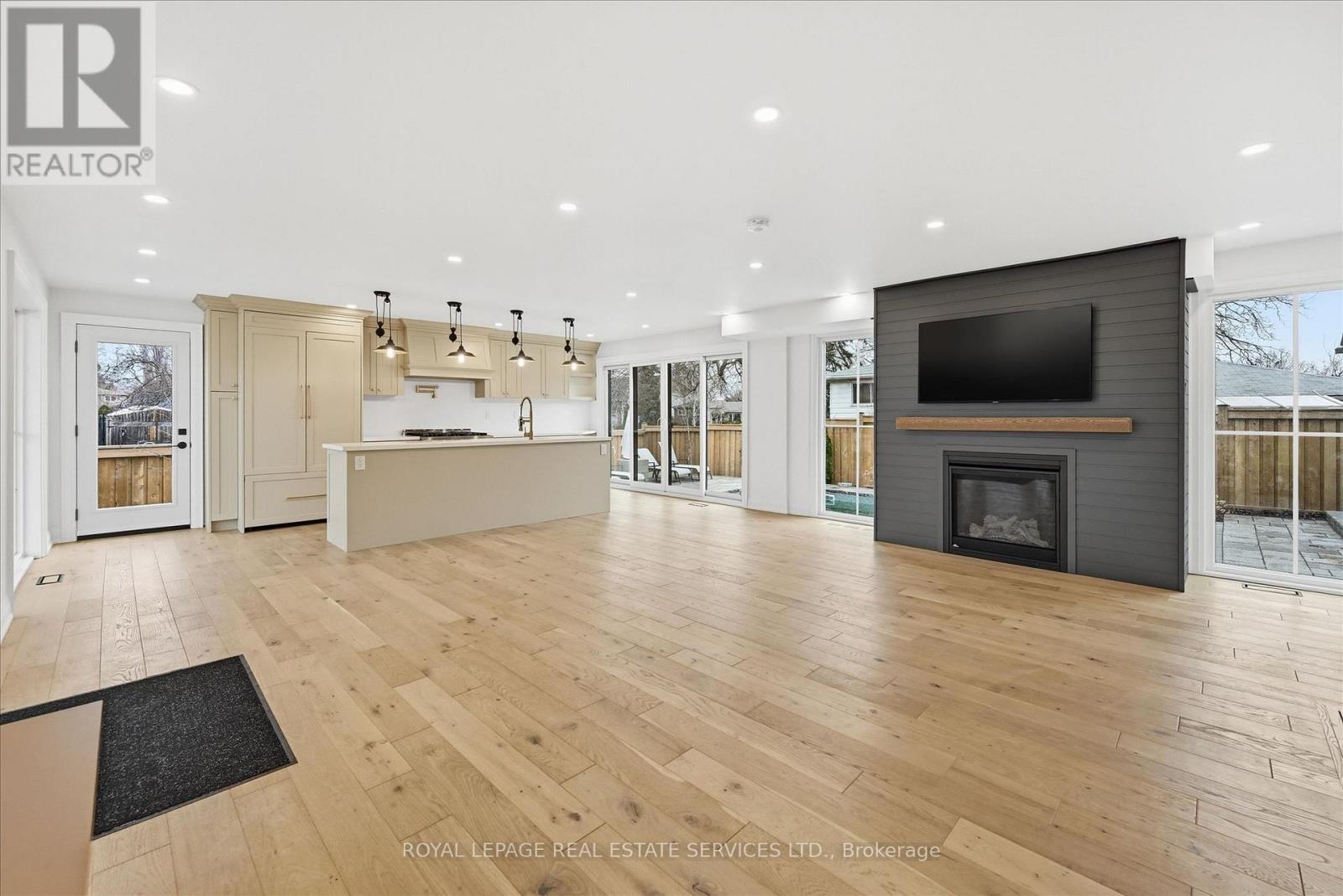 2212 Urwin Crescent Property Photo 6