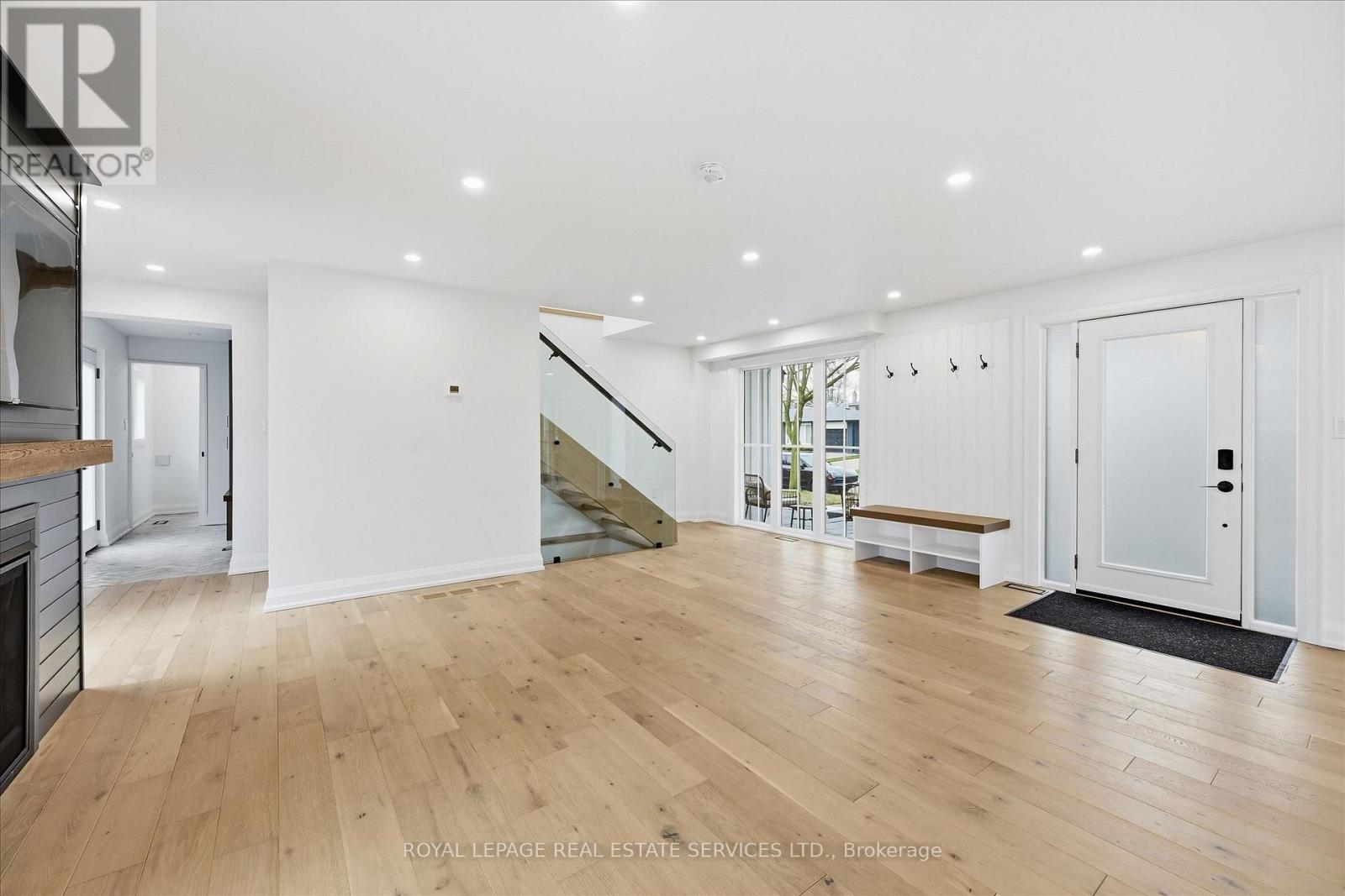 2212 Urwin Crescent Property Photo 8