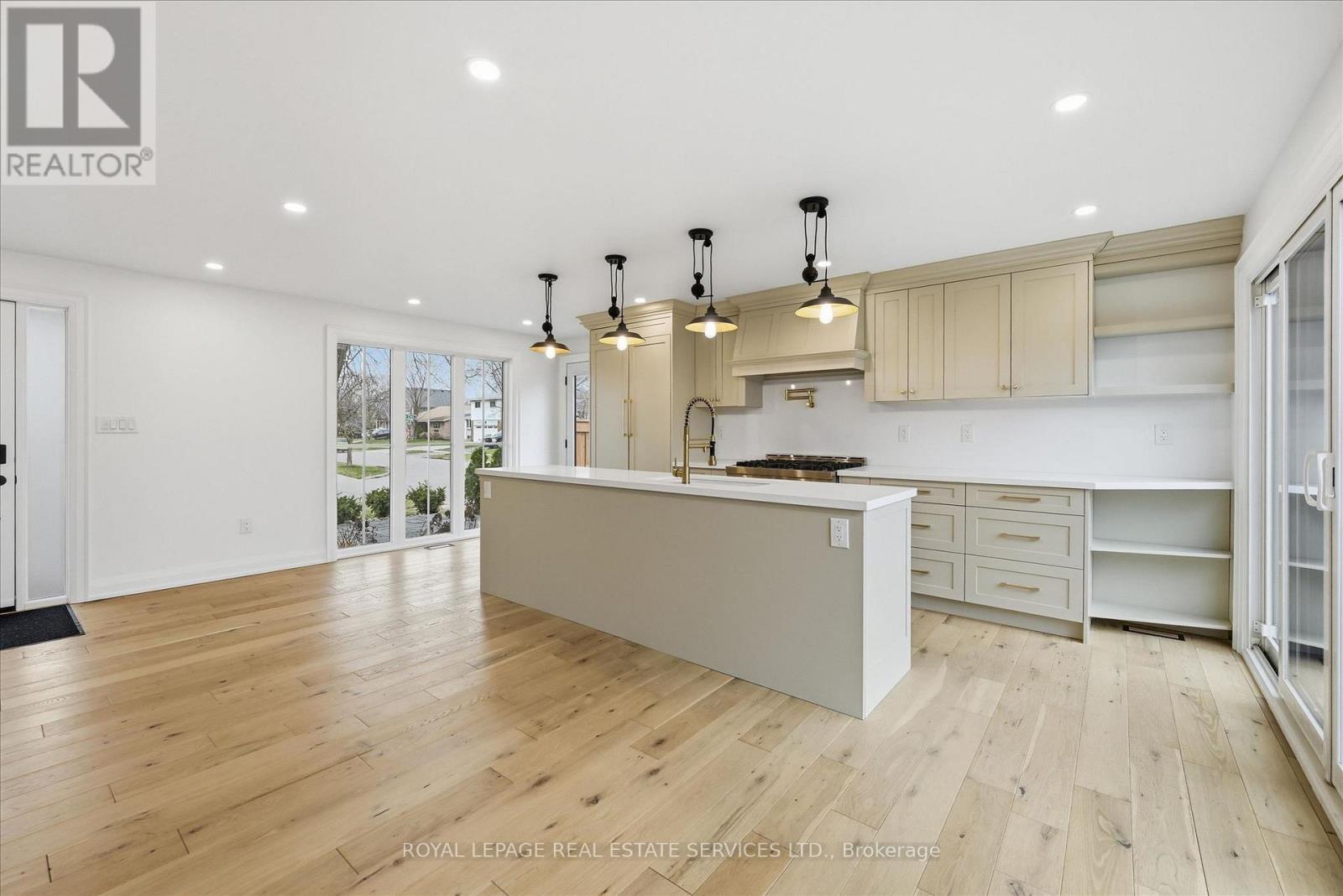 2212 Urwin Crescent Property Photo 10