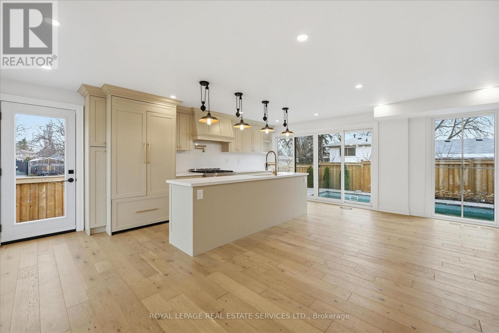 2212 Urwin Crescent Property Photo 11