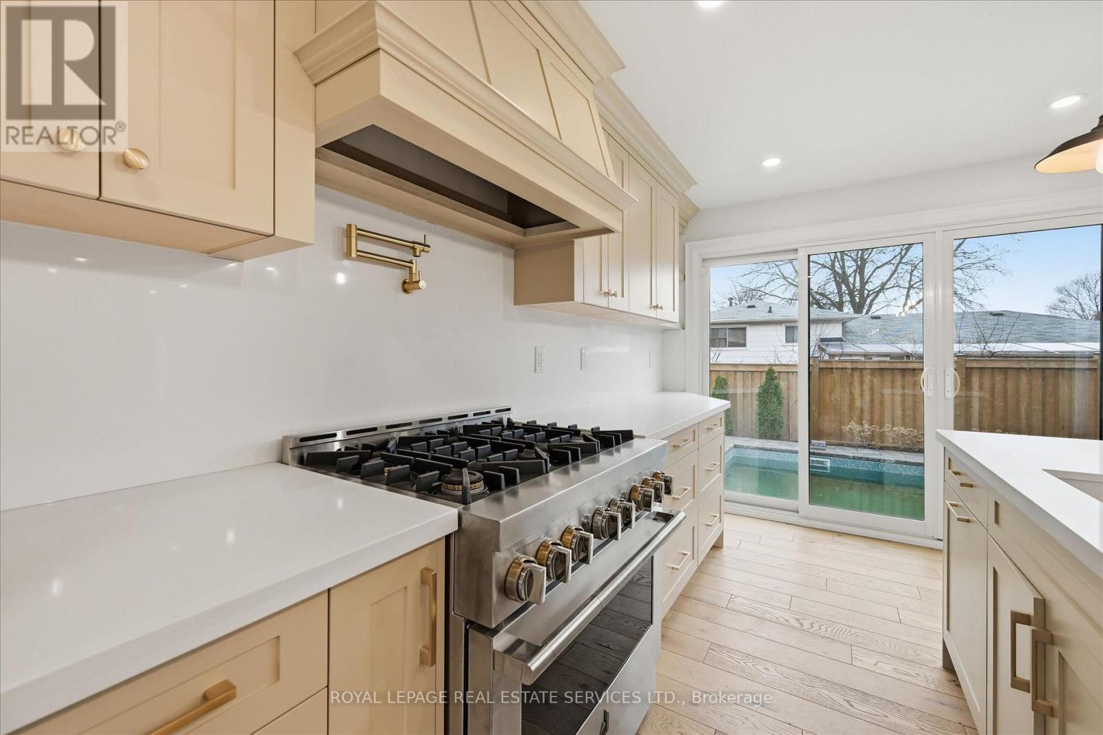 2212 Urwin Crescent Property Photo 14