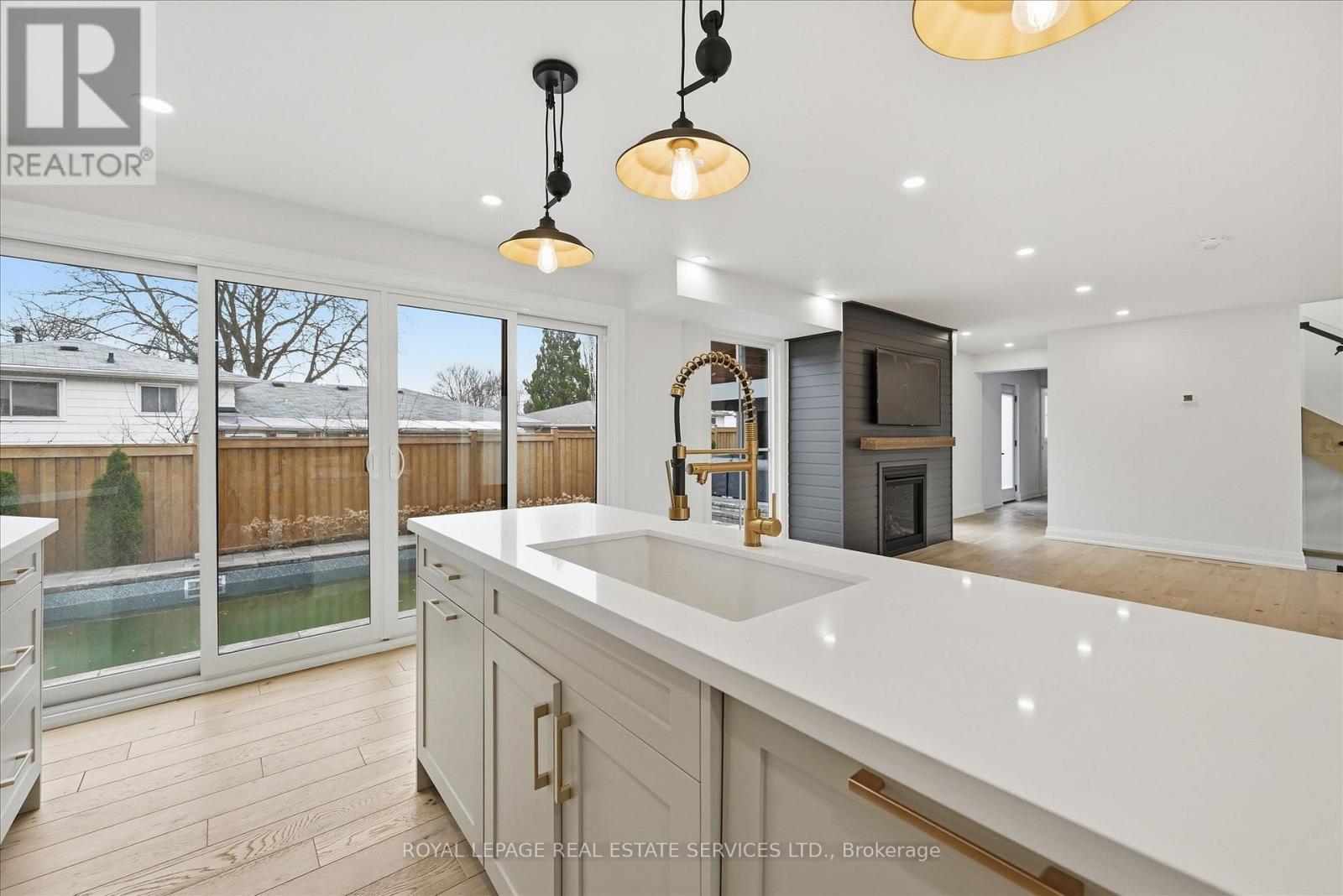 2212 Urwin Crescent Property Photo 15