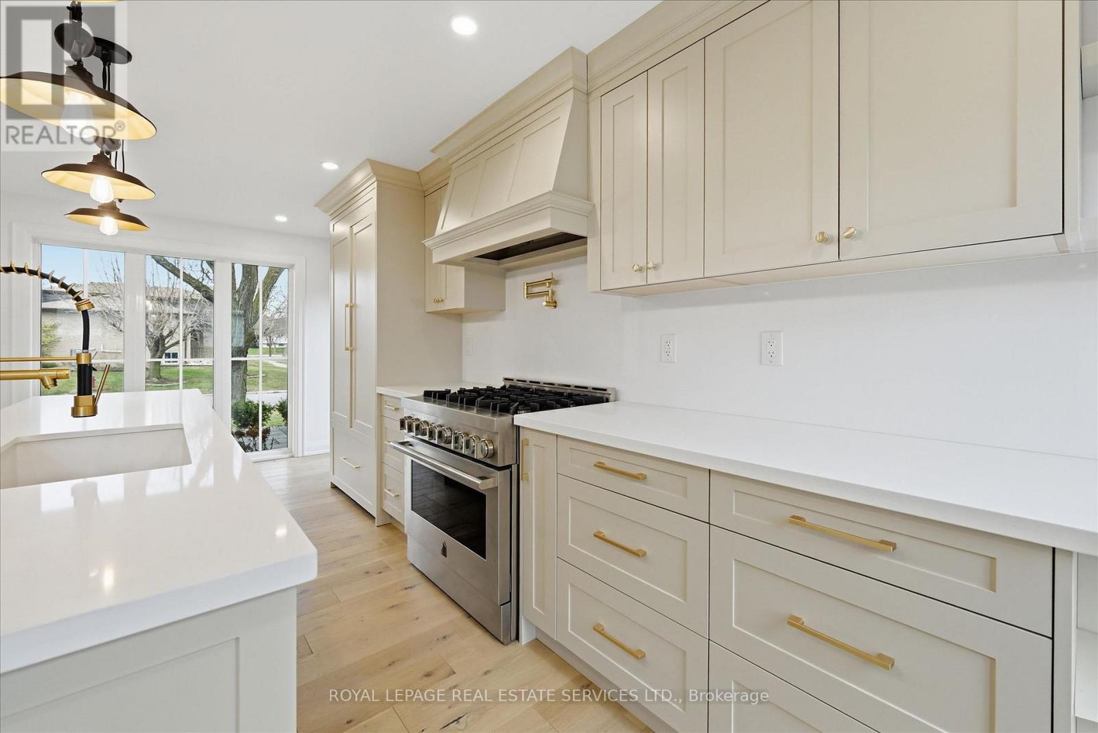 2212 Urwin Crescent Property Photo 16