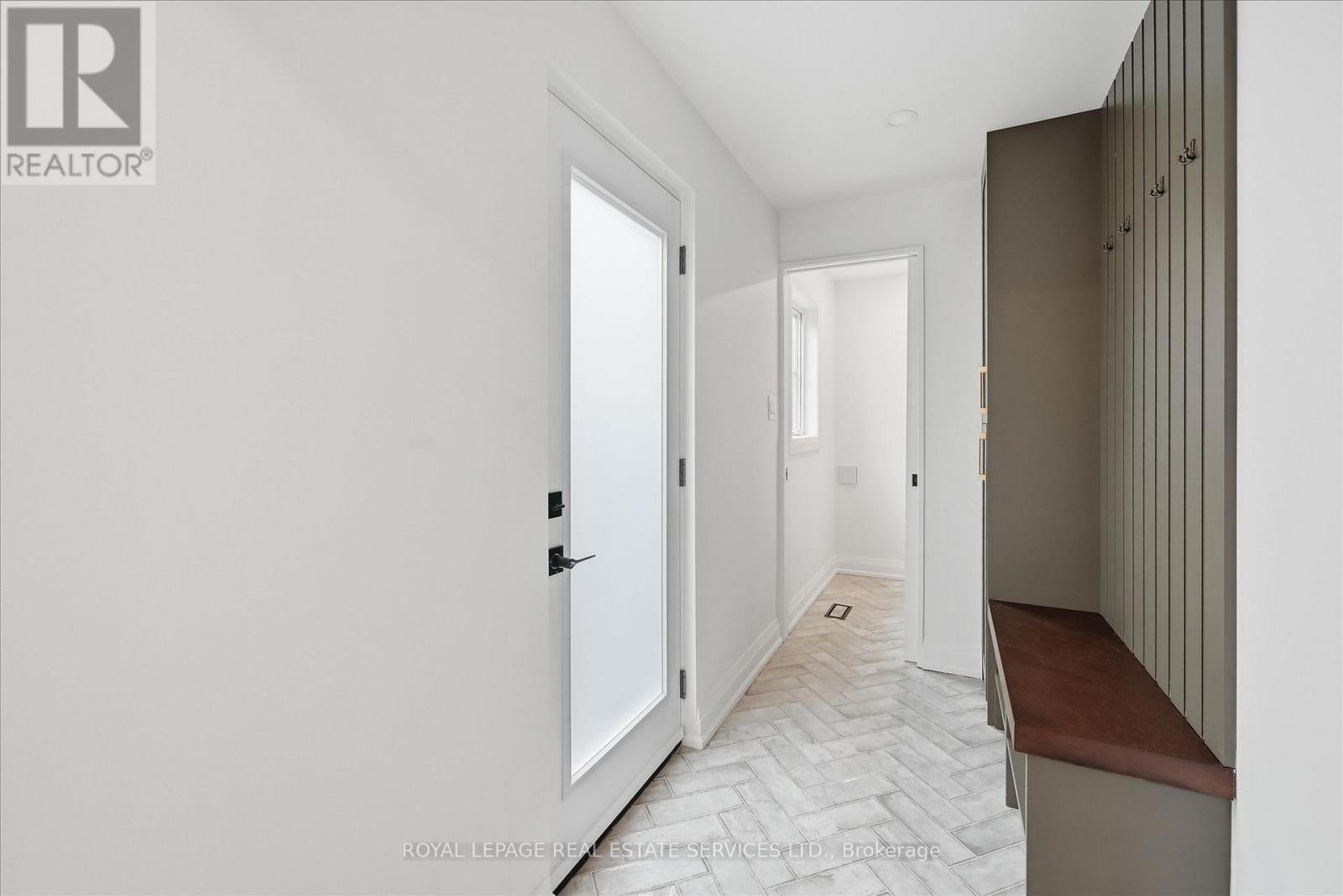 2212 Urwin Crescent Property Photo 18