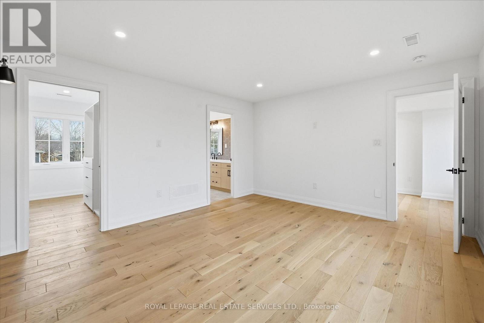 2212 Urwin Crescent Property Photo 22