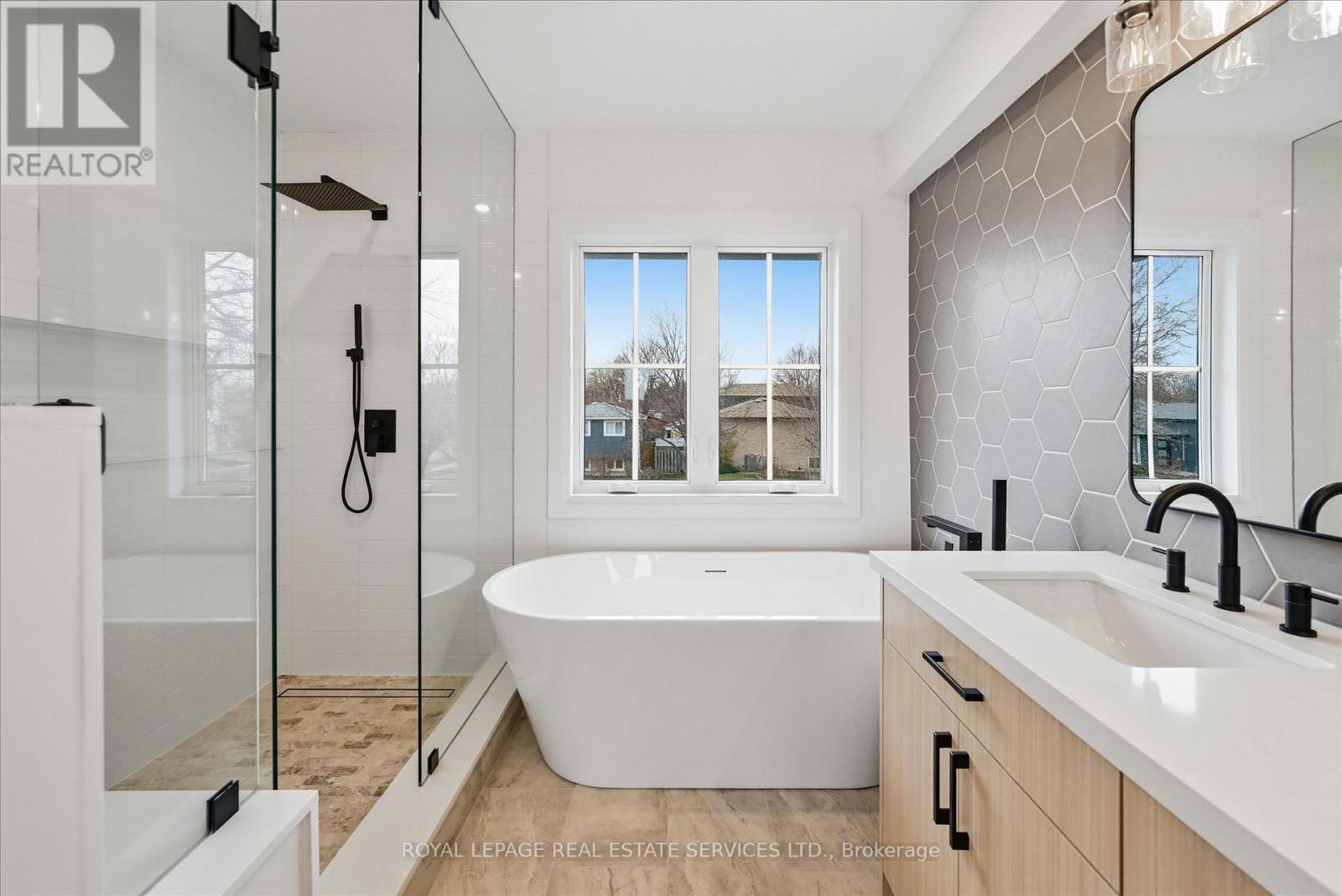 2212 Urwin Crescent Property Photo 25