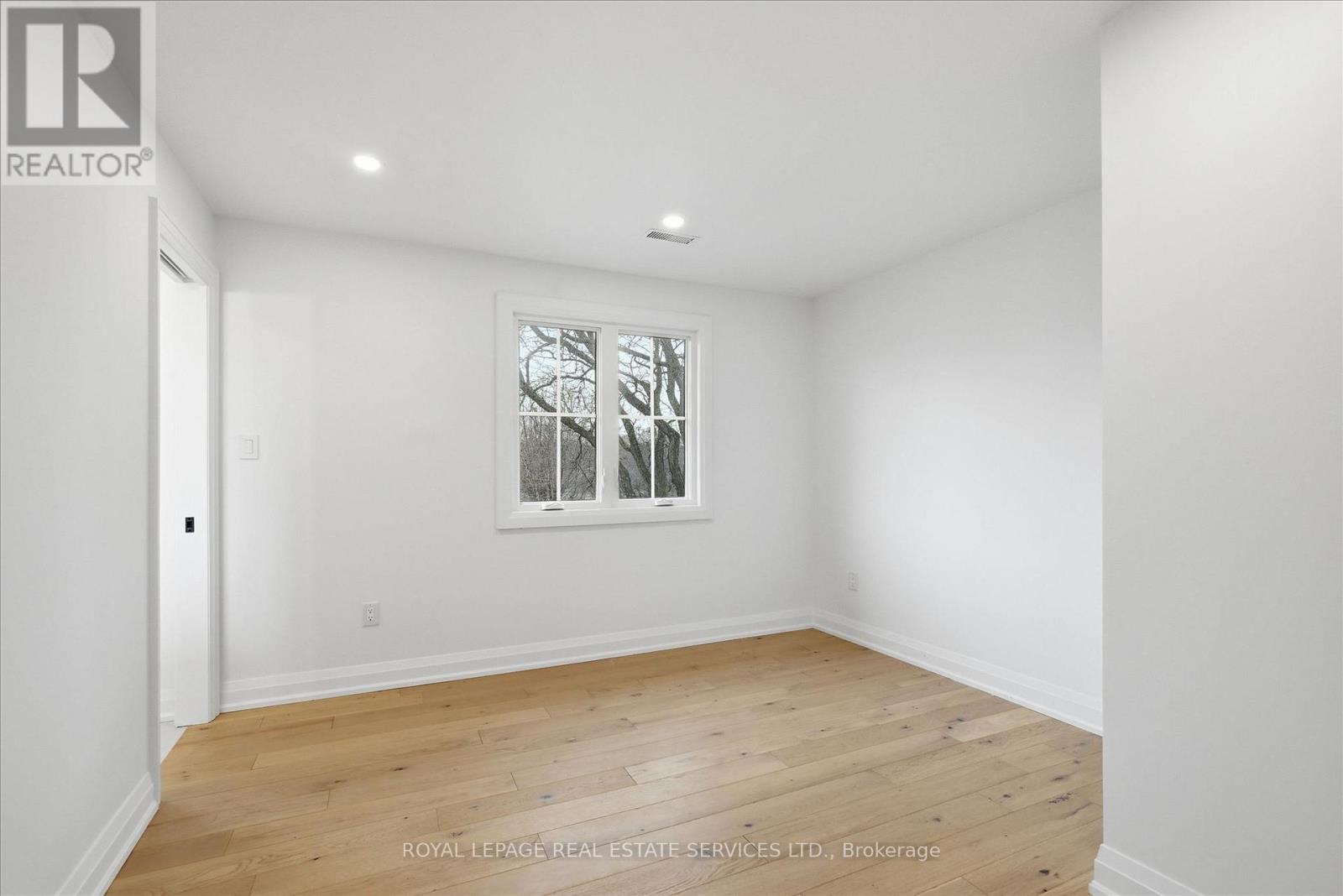 2212 Urwin Crescent Property Photo 27