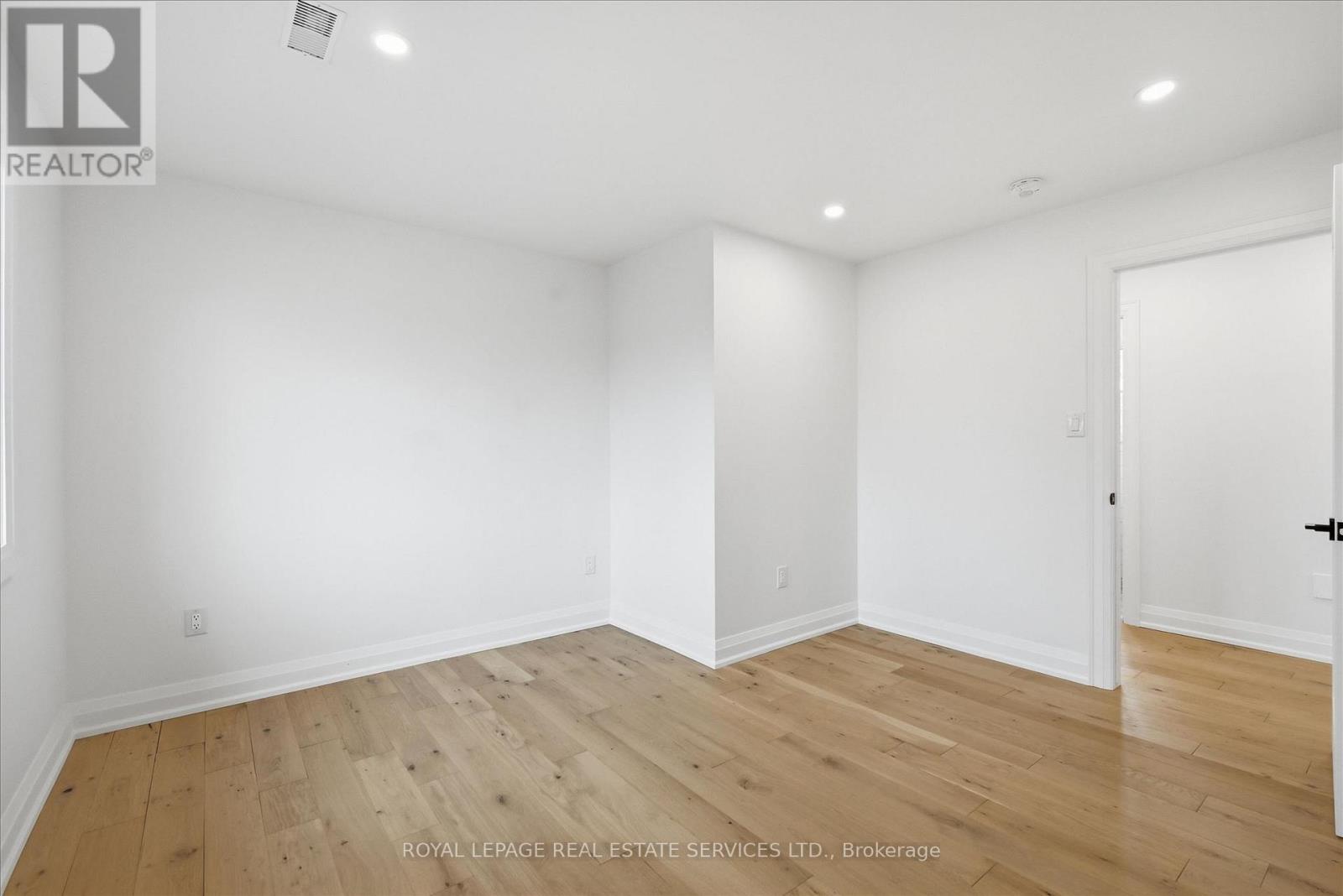 2212 Urwin Crescent Property Photo 28