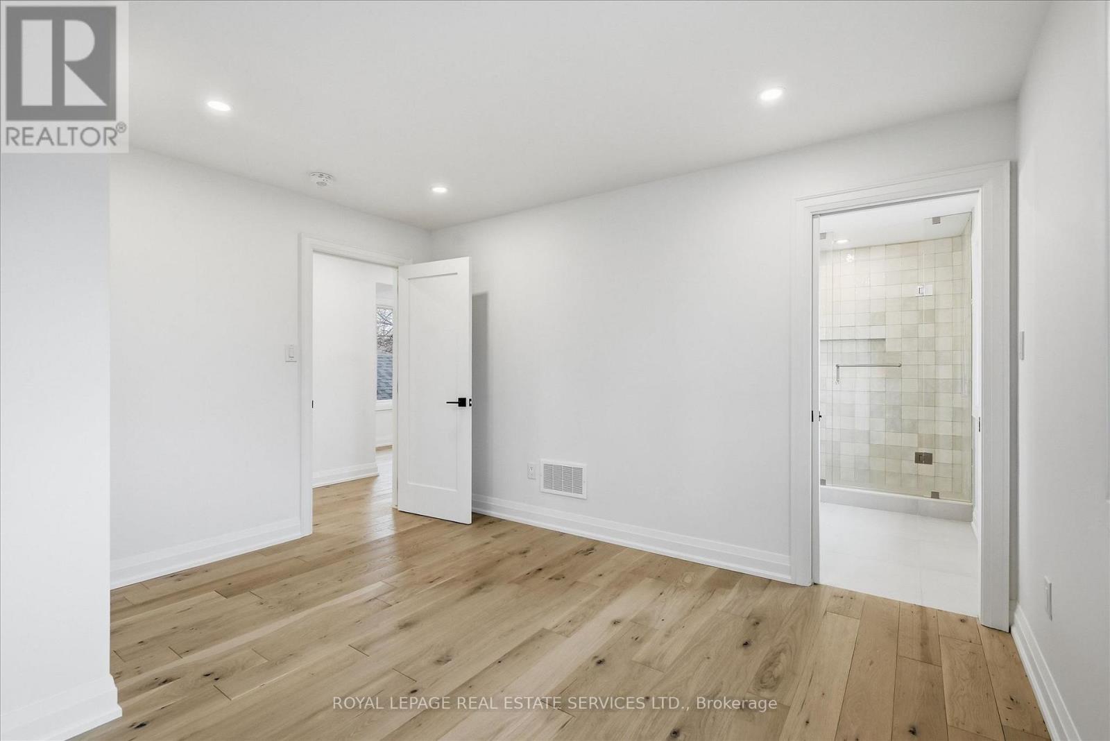 2212 Urwin Crescent Property Photo 29