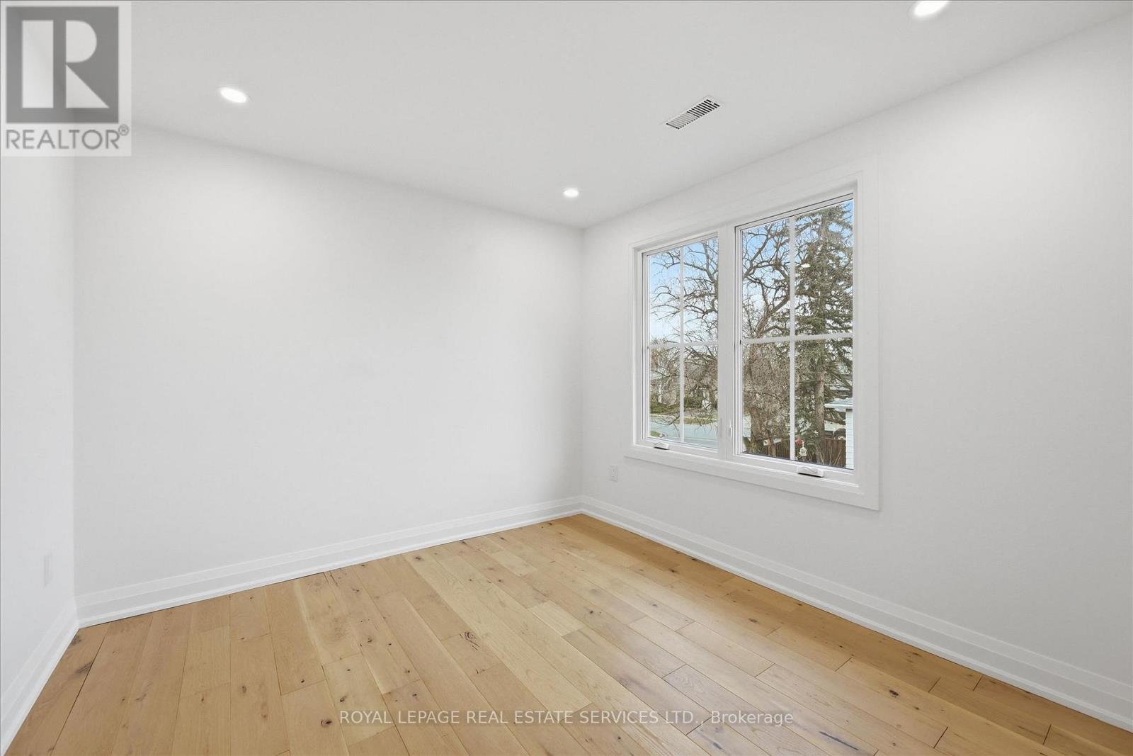 2212 Urwin Crescent Property Photo 31