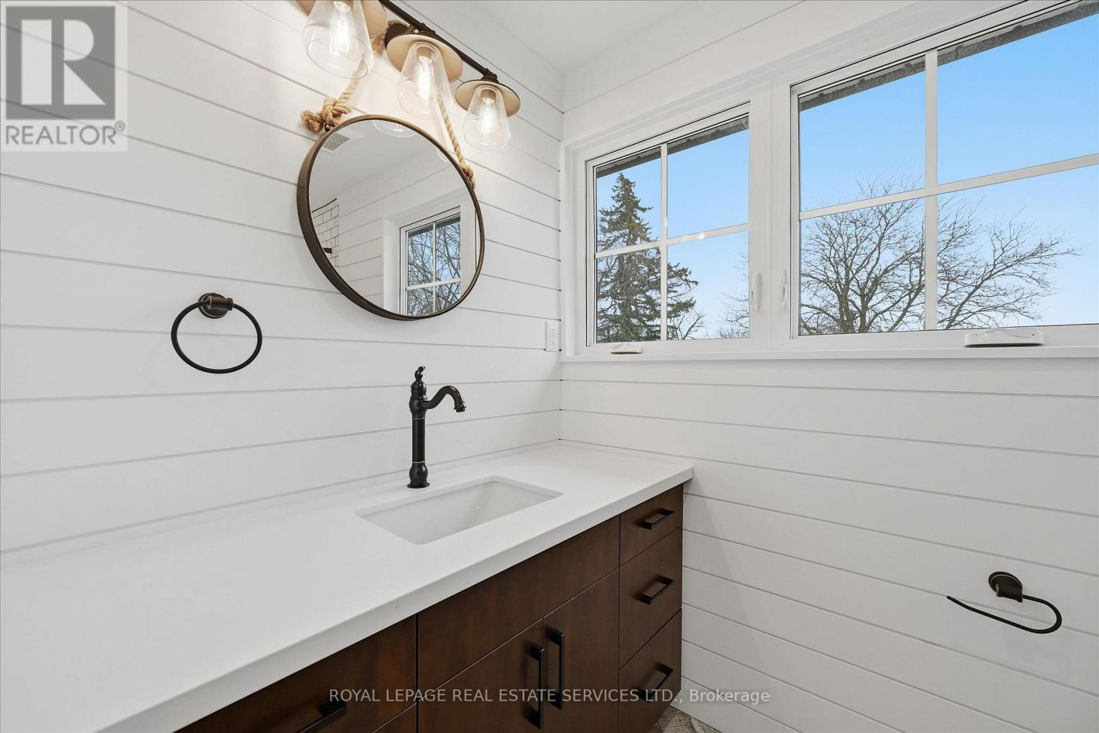 2212 Urwin Crescent Property Photo 34