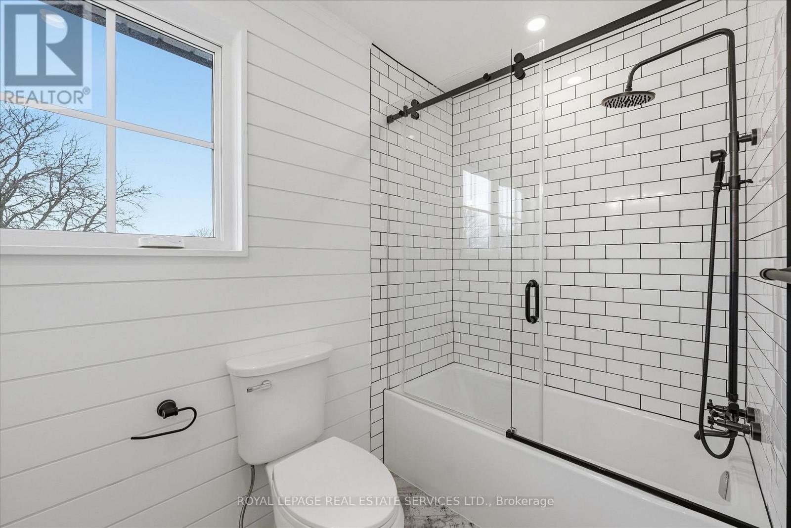 2212 Urwin Crescent Property Photo 35