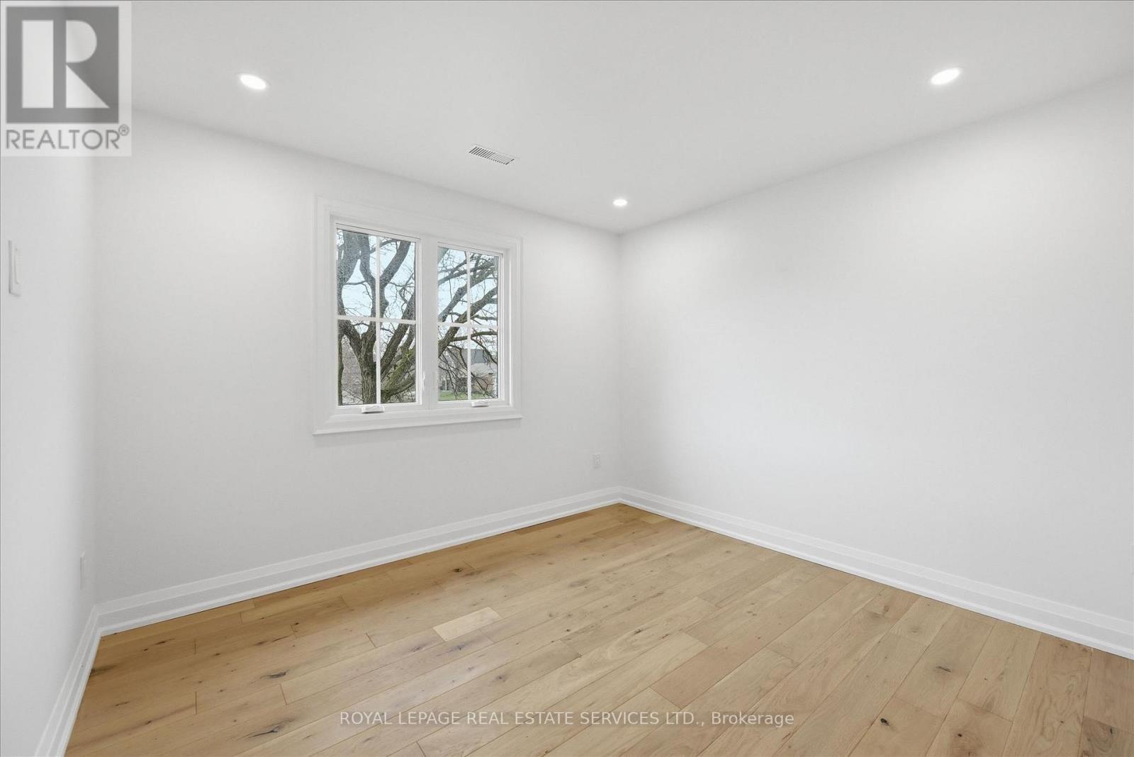 2212 Urwin Crescent Property Photo 36