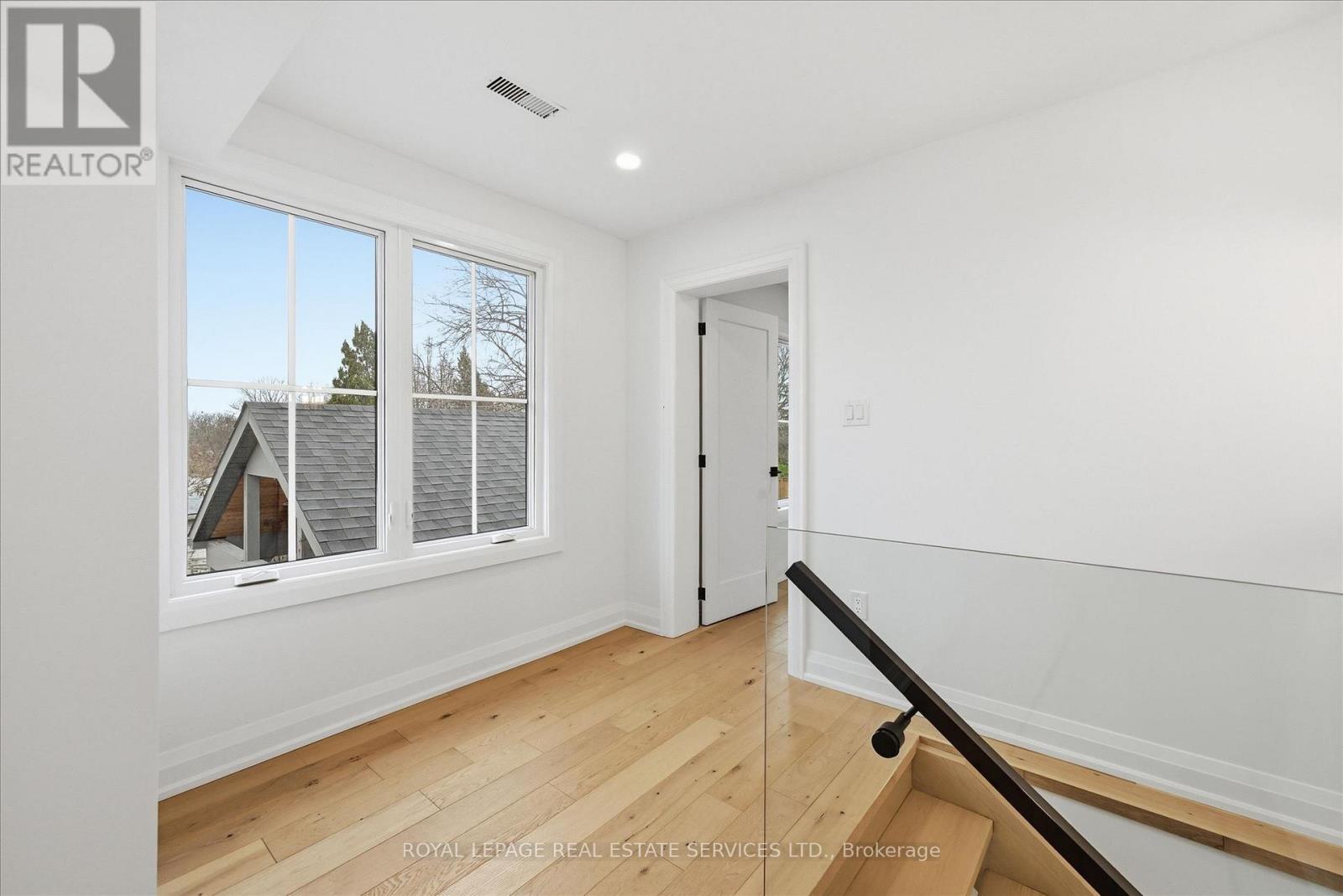 2212 Urwin Crescent Property Photo 38