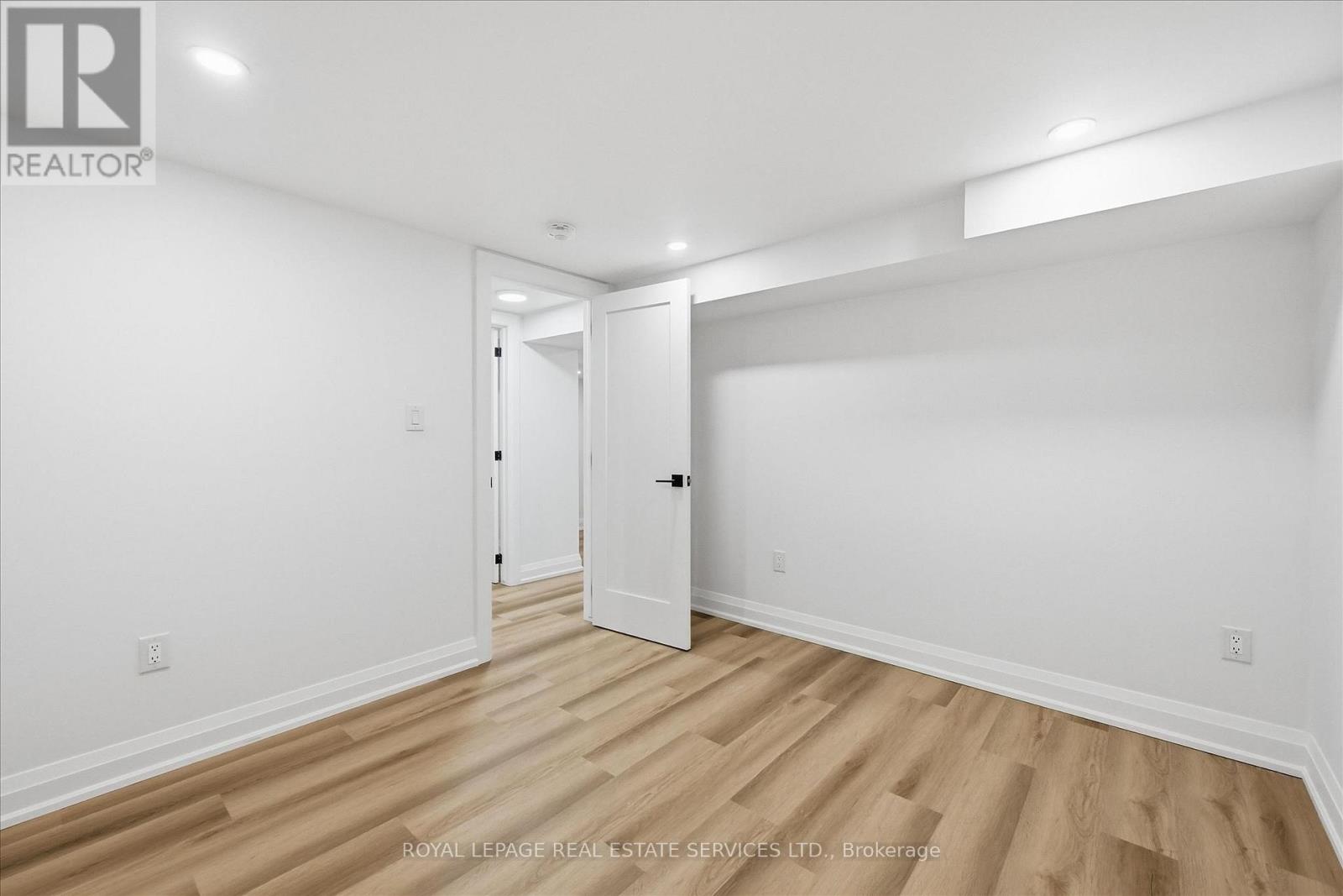 2212 Urwin Crescent Property Photo 44