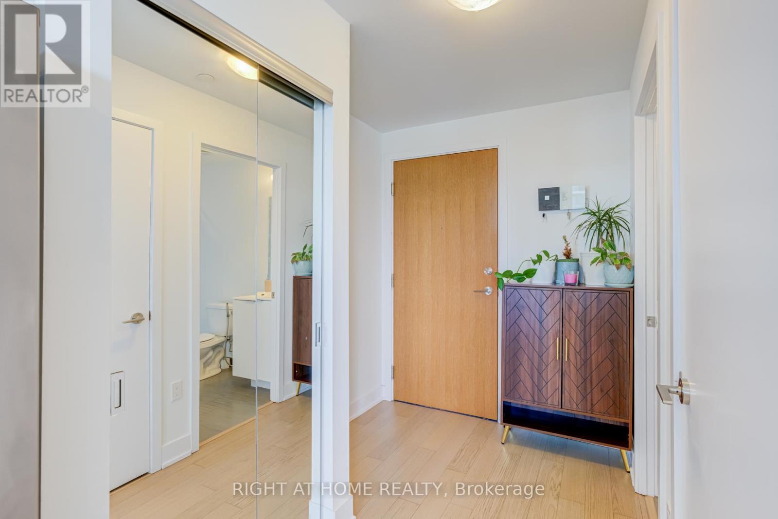 1413 - 30 Shore Breeze Drive Property Photo 8
