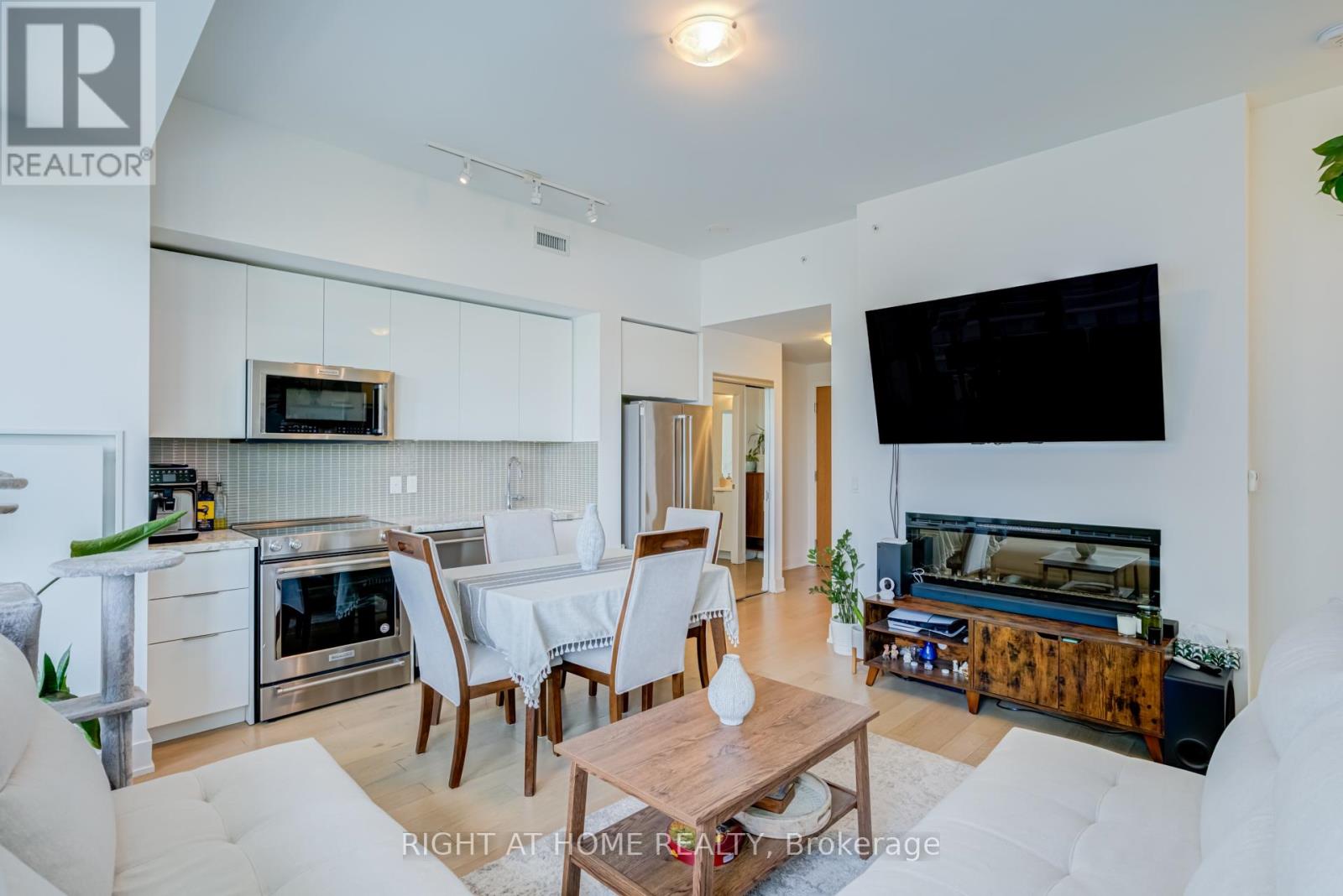 1413 - 30 Shore Breeze Drive Property Photo 10