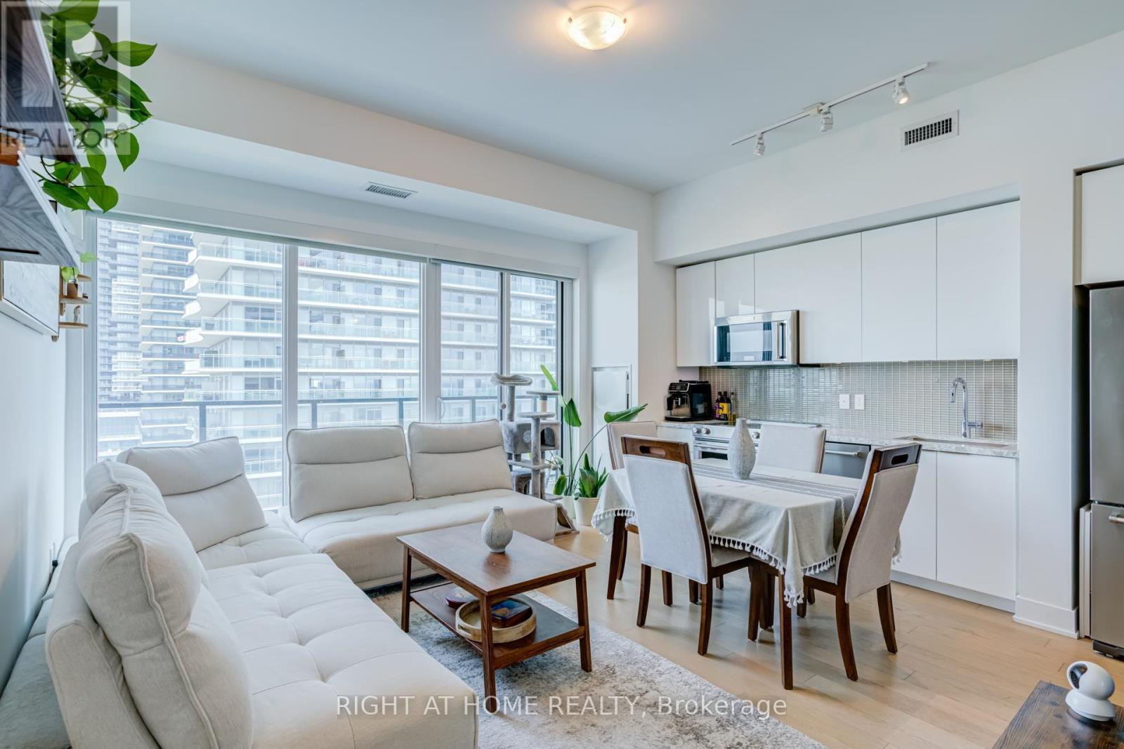 1413 - 30 Shore Breeze Drive Property Photo 13