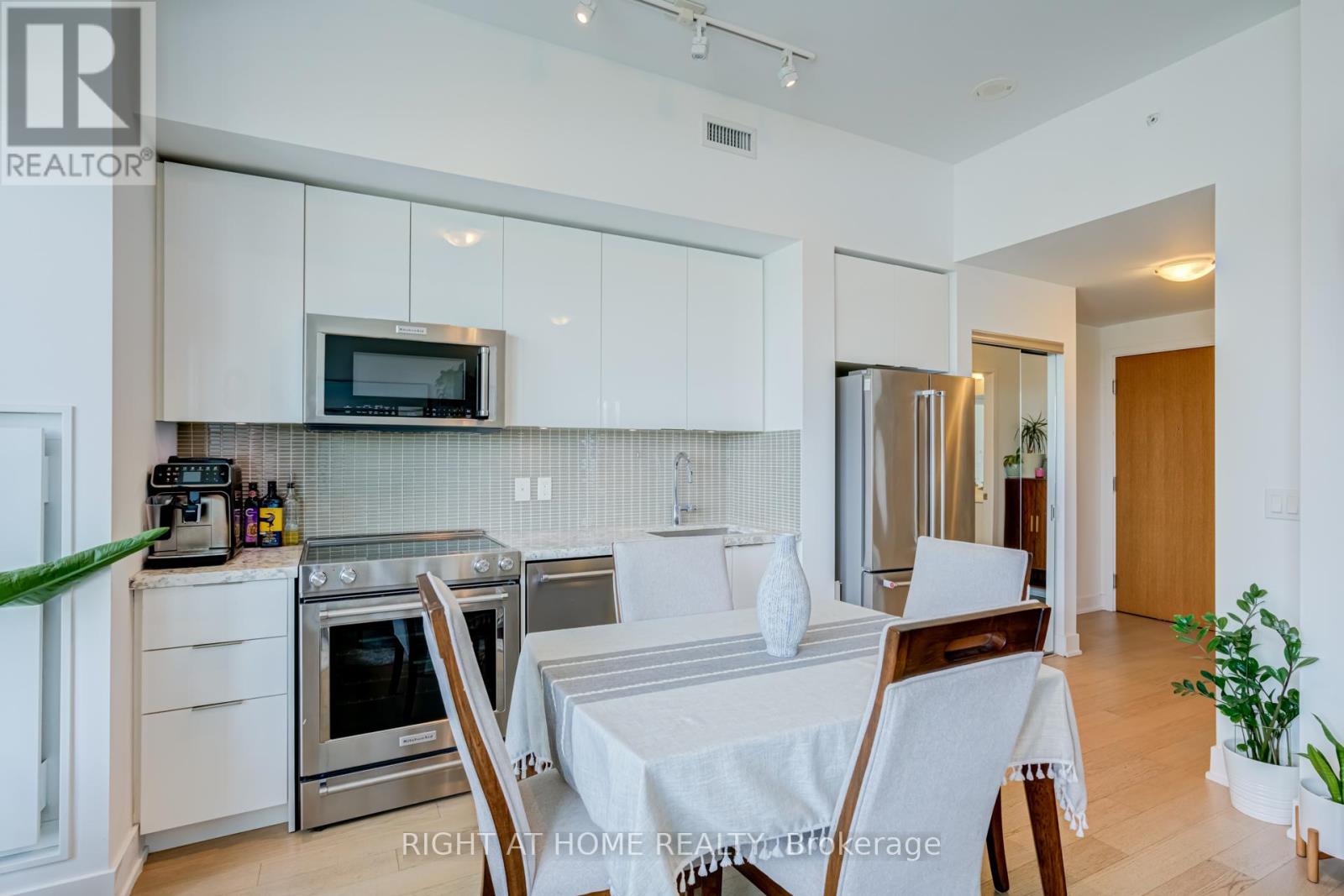 1413 - 30 Shore Breeze Drive Property Photo 18