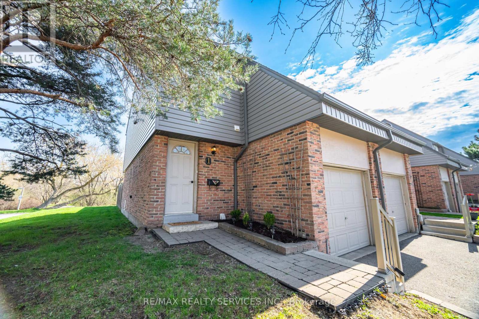 1 - 1 Tara Park Court Property Photo 2