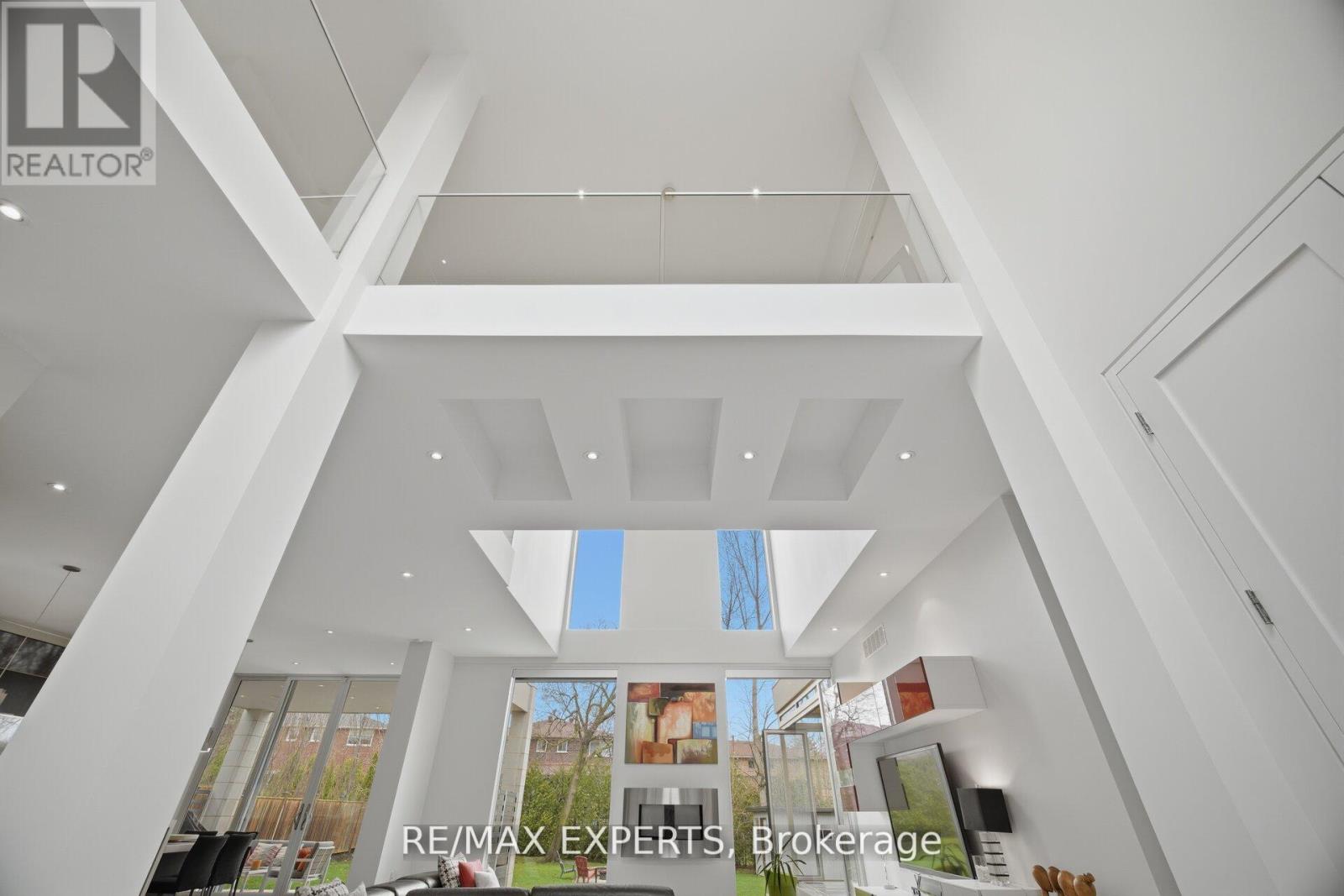 1527 Glenhill Crescent Property Photo 4